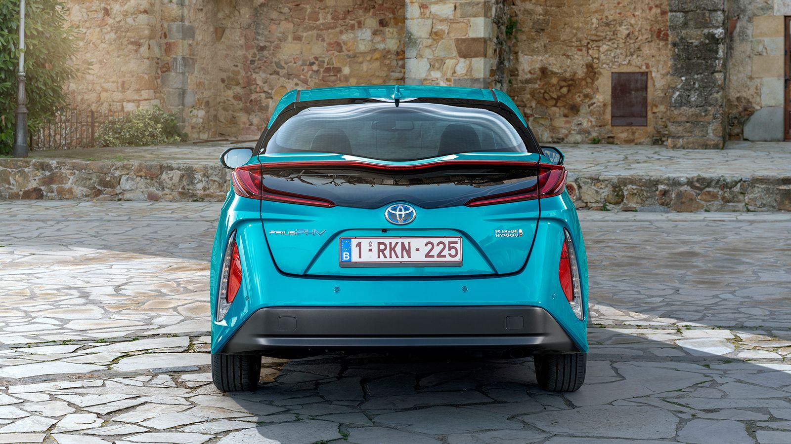 Το νέο Prius Plug-In Hybrid υπόσχεται μέση κατανάλωση 1,0 λτ./100 χλμ., εκπομπές CO2 22 γρ./χλμ., ηλεκτρική αυτονομία 63 χλμ. και μέγιστη ταχύτητα κίν