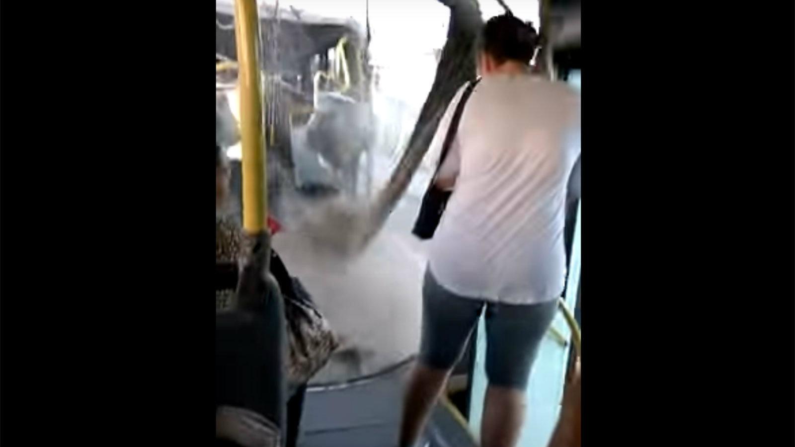 Λεωφορείο κόβεται κυριολεκτικά στα δύο