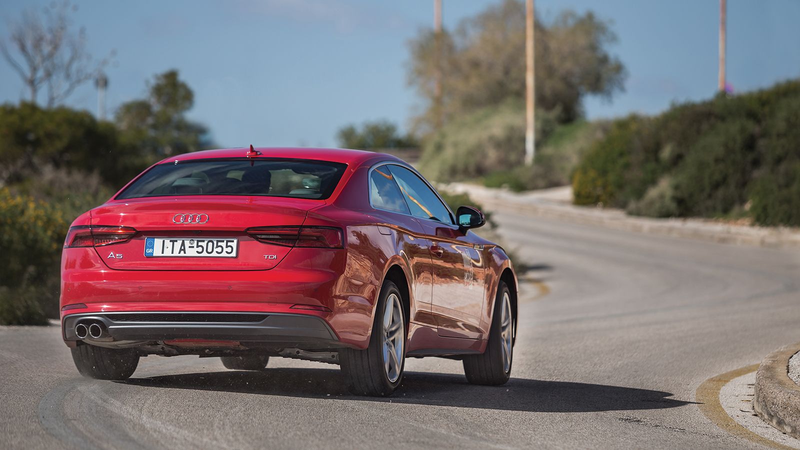 Είναι μαγικός ο τρόπος που το νέο Audi A5 καταφέρνει να σε ταξιδέψει ατσαλάκωτο σε κάθε προορισμό, ενώ ταυτόχρονα δε θα δυσανασχετήσει αν προσπαθήσεις