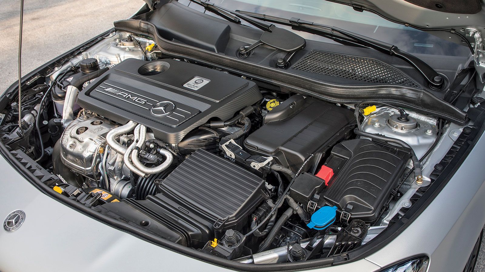 Αυτός είναι ο ισχυρότερος δίλιτρος κινητήρας παραγωγής. 381 ίπποι (191 στο λίτρο) και απίστευτος σε λειτουργικά χαρακτηριστικά και ήχο. «Φοριέται» στι