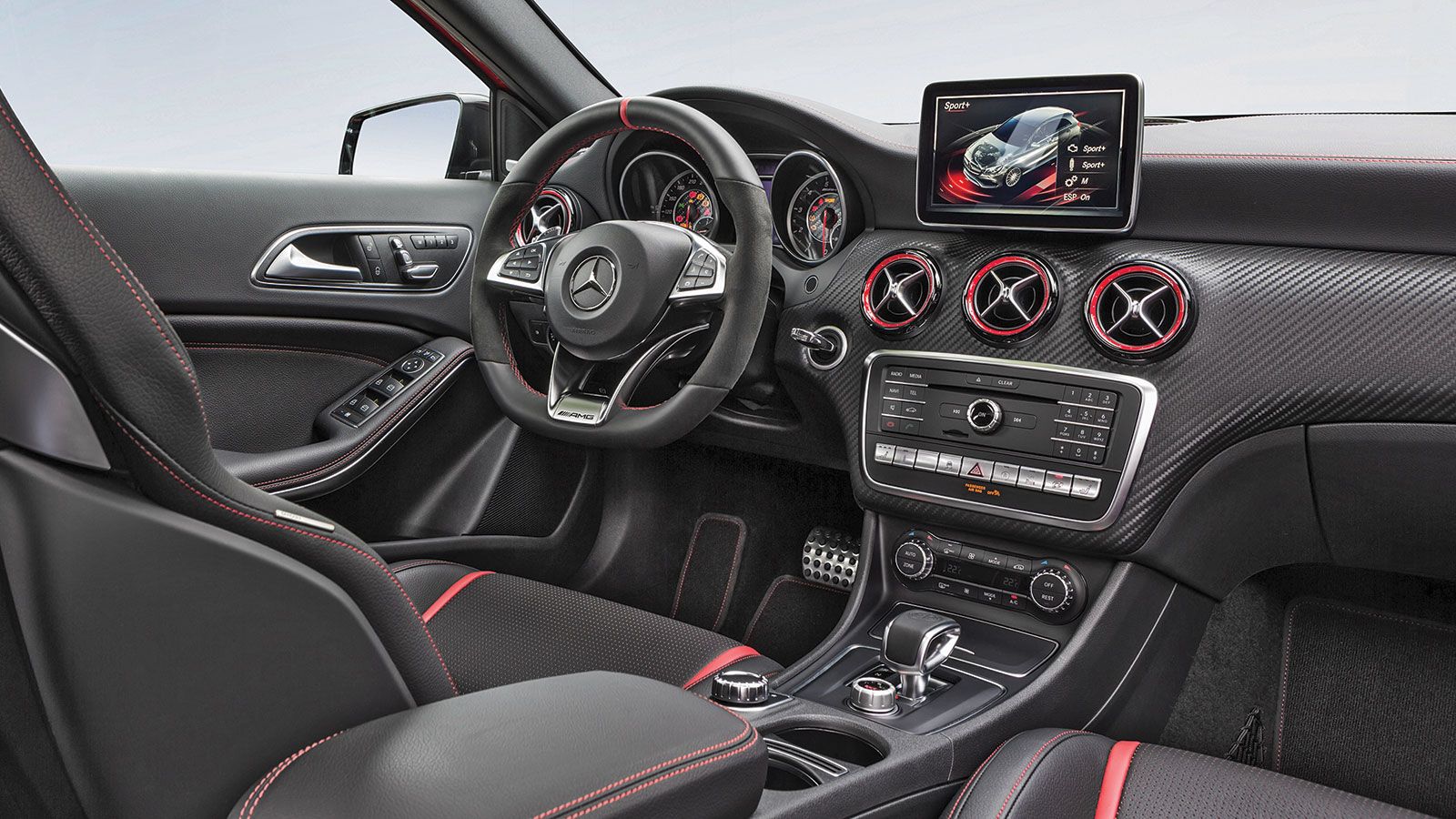 Πολεμικό το εσωτερικό της AMG A 45 με μπάκετ καθίσματα, χοντρή στεφάνη τιμονιού και τον γενικότερο διάκοσμο να υπογραμμίζουν την διαφορετικότητα αυτής