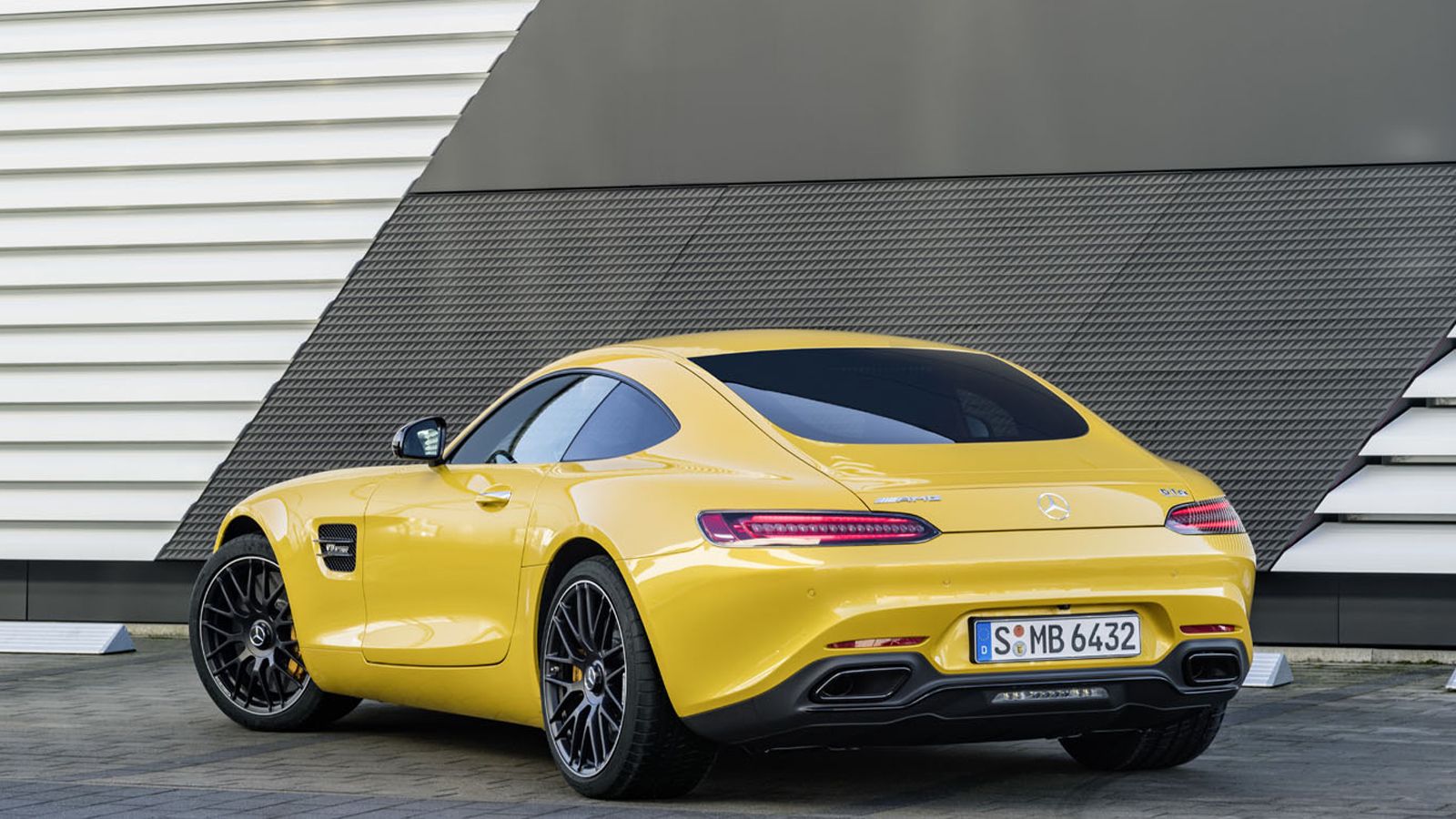 H GT C που έκανε ντεμπούτο στο Ντιτρόιτ και σε έκδοση Coupe, διαθέτει μεγαλύτερους τροχούς στο φαρδύτερο πίσω μετατρόχιο, ενεργά αμορτισέρ και σύστημα