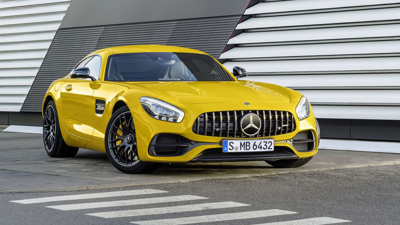 Η ανανεωμένη Mercedes-AMG GT προσπαθεί να διαφοροποιηθεί μέσω της νέα γρίλιας, που ονομάζεται AMG Panamericana και θυμίζει την αντίστοιχη της αγωνιστι