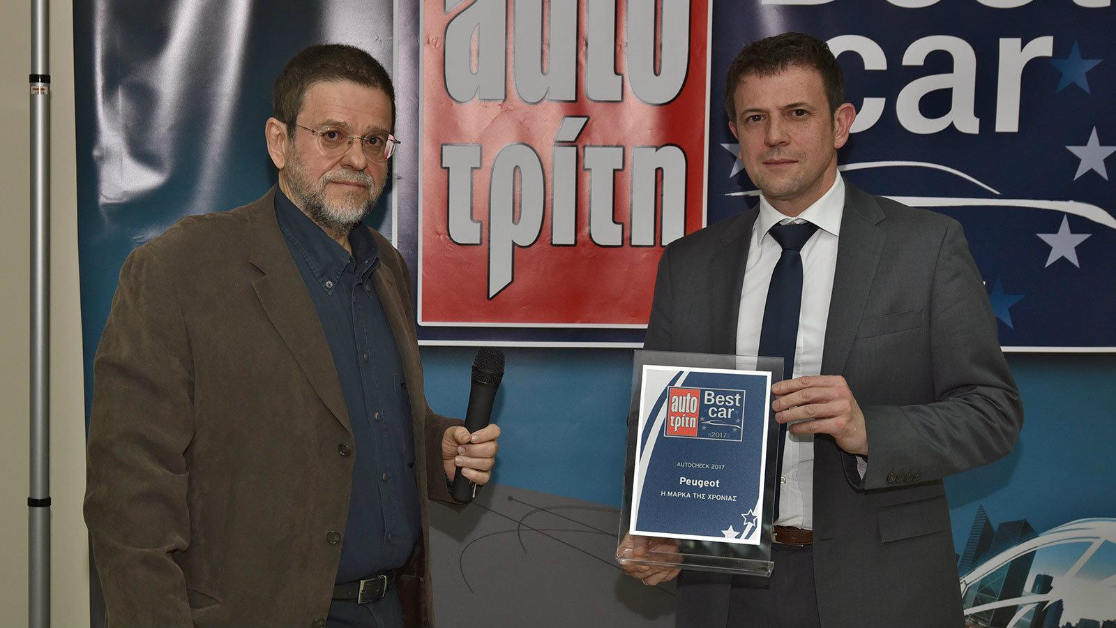 Ο κ. Πέτρος Τριανταφύλλης απένειμε το βραβείο της μάρκας της χρονιάς στον κ. Εμμανουήλ της Peugeot, σύμφωνα με τα αποτελέσματα της έρευνας Autocheck, 