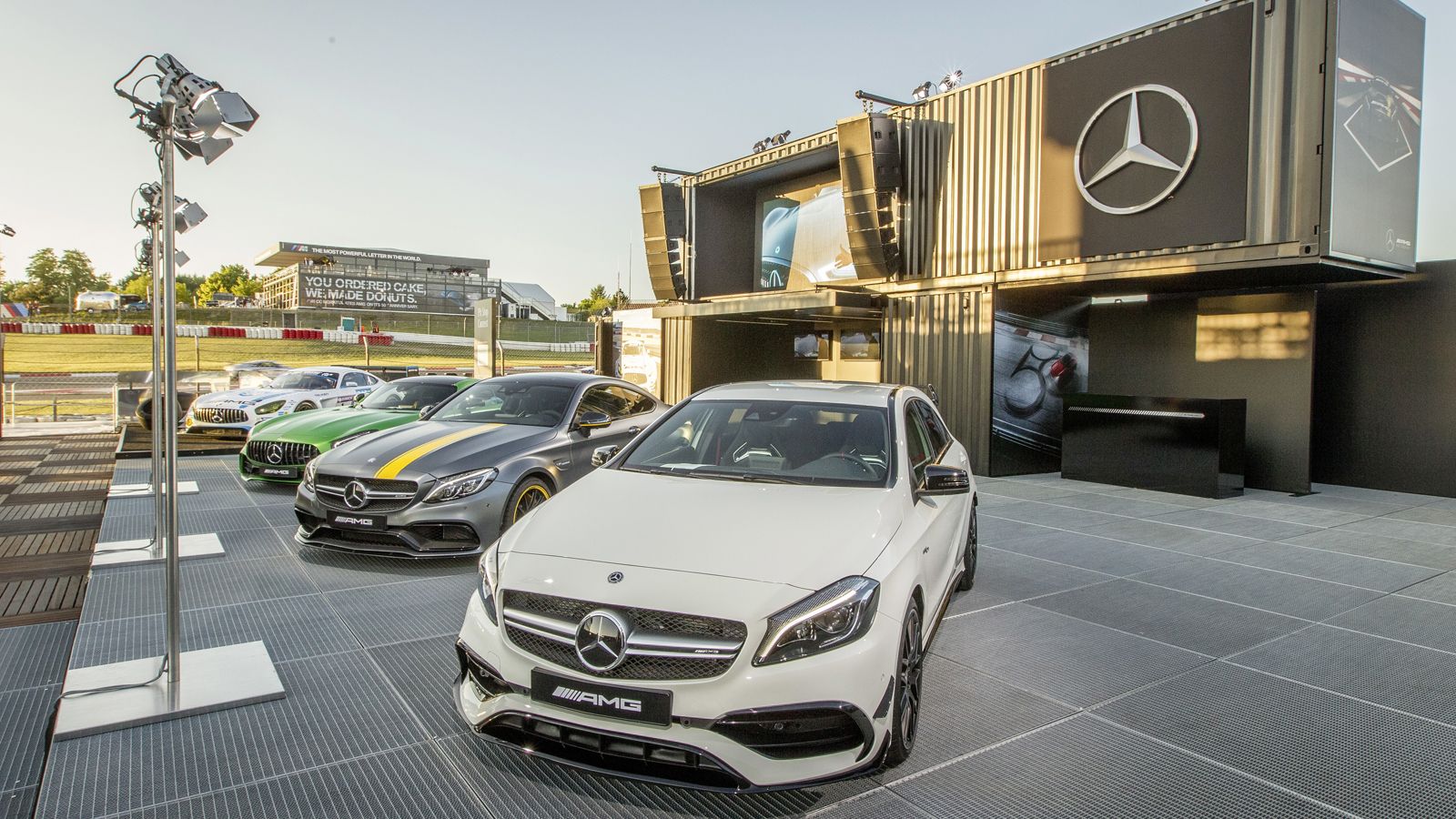 Ο επικεφαλής της AMG, Tobias Moers, είπε: «Προσφέρουμε στους πελάτες μας το πιο ευρύ χαρτοφυλάκιο όλων των εποχών, με περισσότερα από 50 μοντέλο, που 