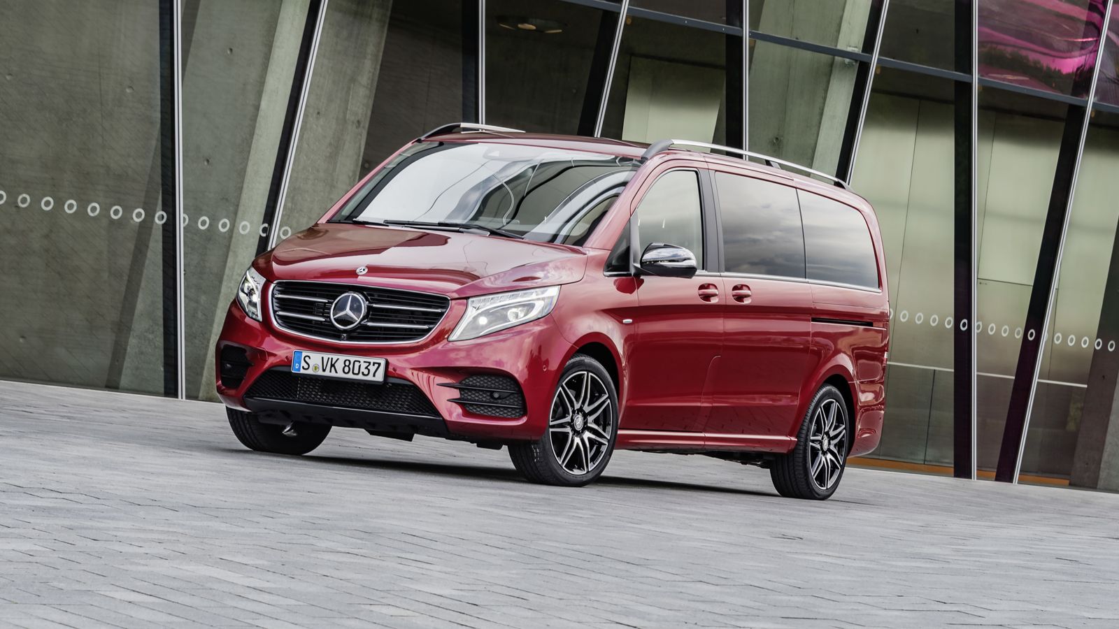H Mercedes-Benz V-Class Limited Edition πρόκειται να παραχθεί σε 1.500 αντίτυπα και ξεχωρίζει μέσω της φανταχτερής κόκκινης απόχρωσης, η οποία συνδυάζ