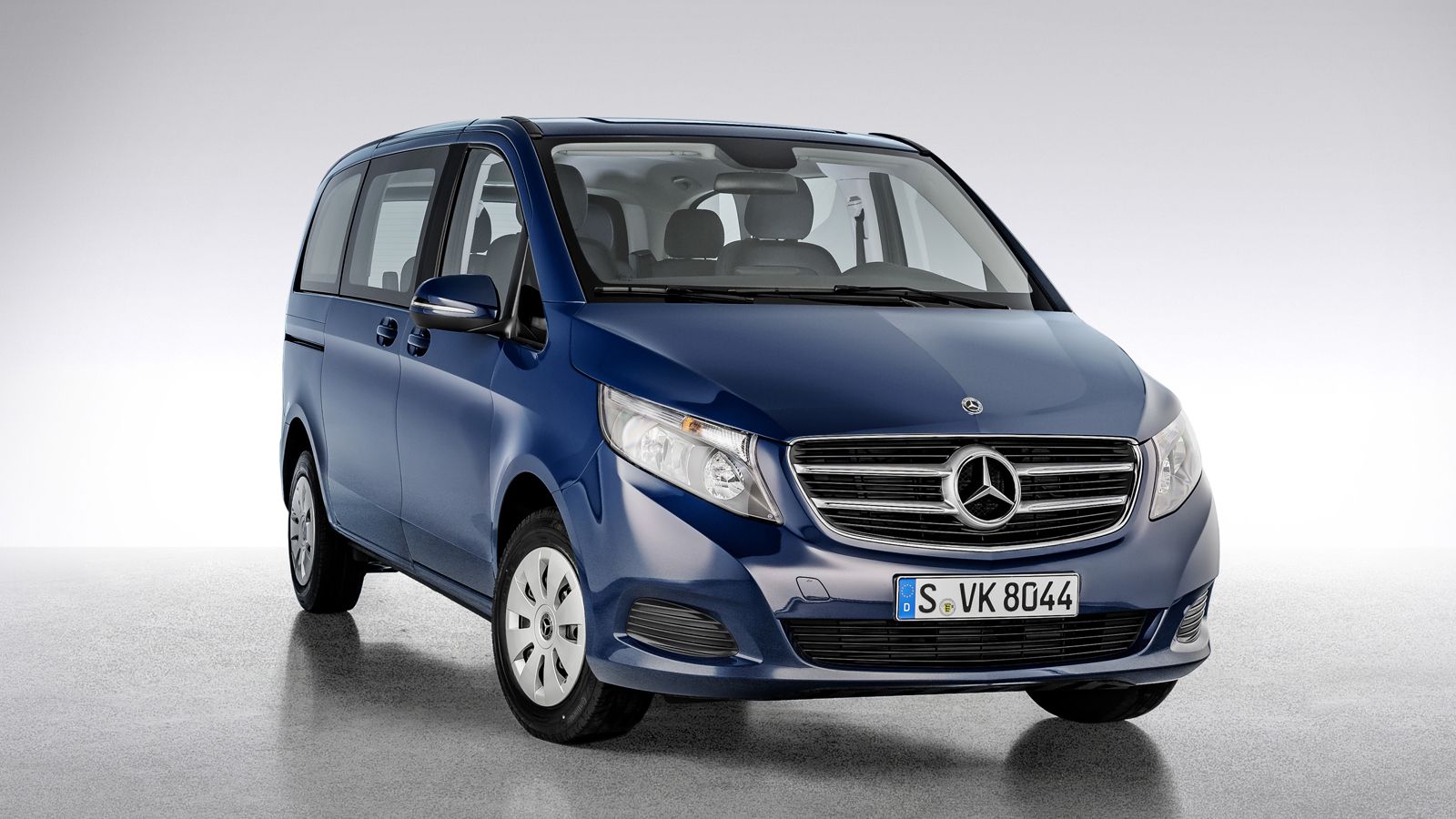 H V-Class Rise Edition προσπαθεί να δελεάσει με τη σχέση τιμής - αξίας που προσφέρει. Στη Γερμανία οι τιμές της ξεκινούν από τα 34.990 ευρώ, ενώ προσφ