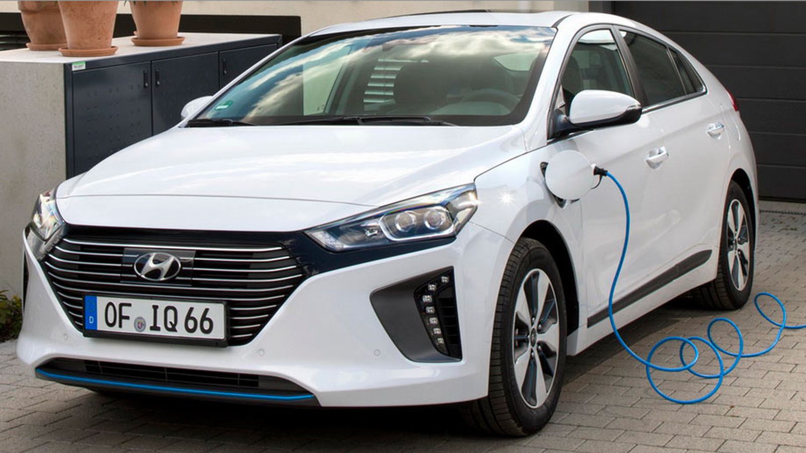 Η plug-in εκδοχή του μοντέλου θα είναι διαθέσιμη από το καλοκαίρι.