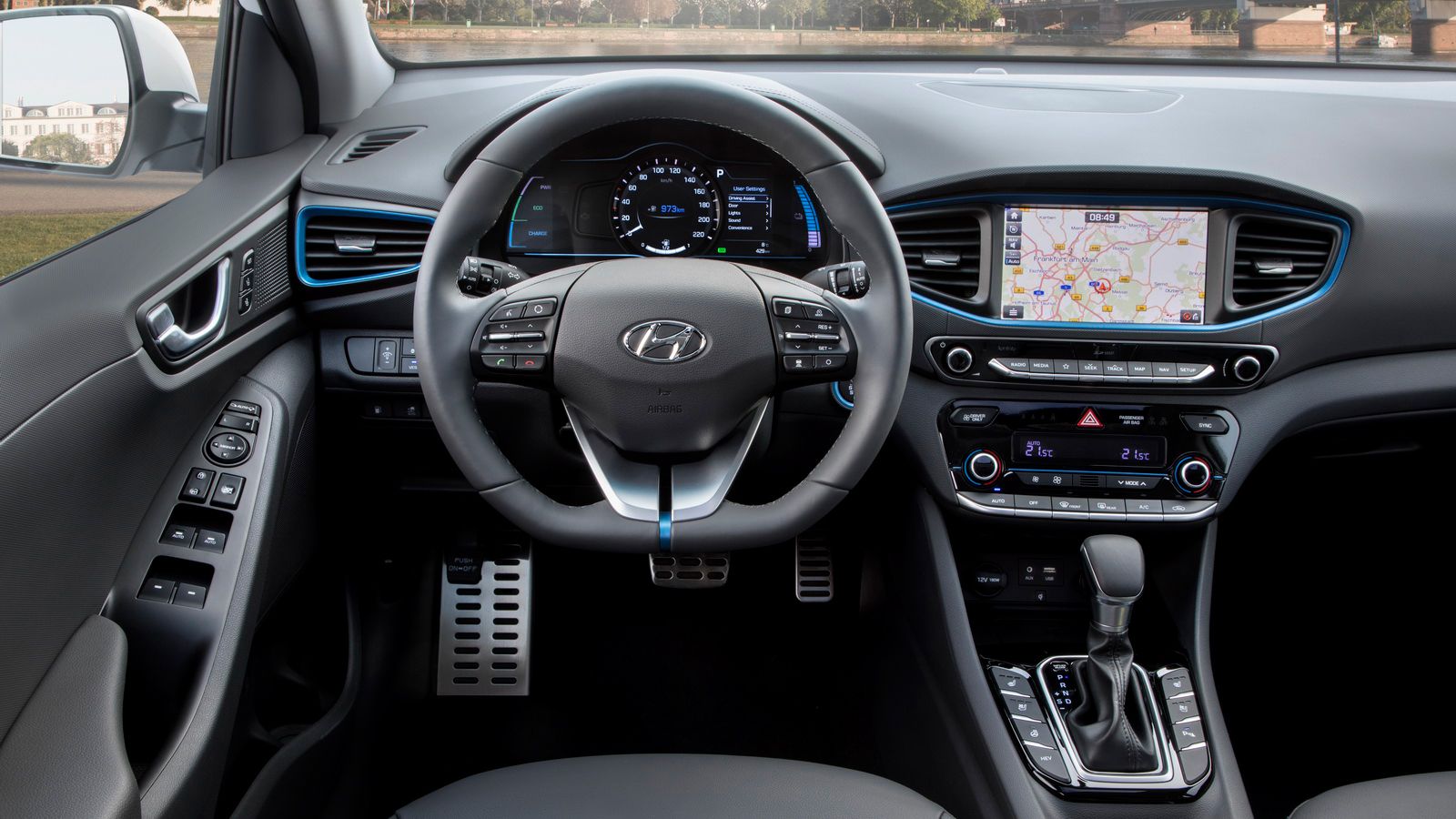 Το εσωτερικό του Ioniq plug-in hybrid αποπνέει πολυτέλεια και είναι γεμάτο από εξελιγμένες τεχνολογικές λύσεις.