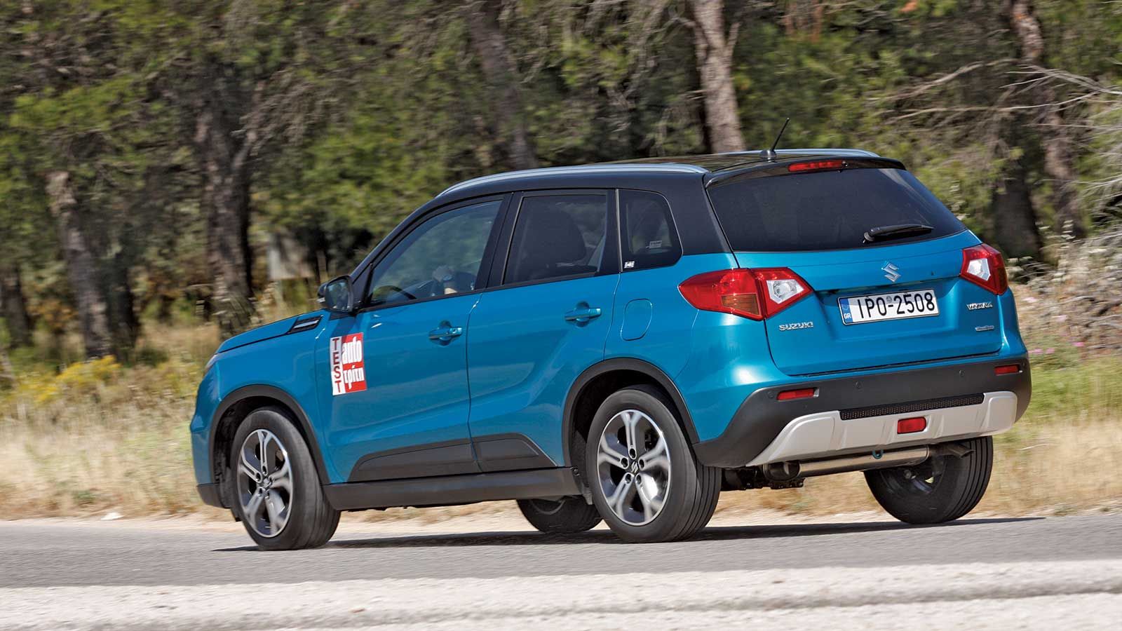 Σταθερό και ευχάριστο στην άσφαλτο το Suzuki με αρκετά σφικτή ανάρτηση η οποία δεν εξαφανίζει τις κλίσεις. Στο χώμα νιώθει πιο πολύ στο στοιχείο του α