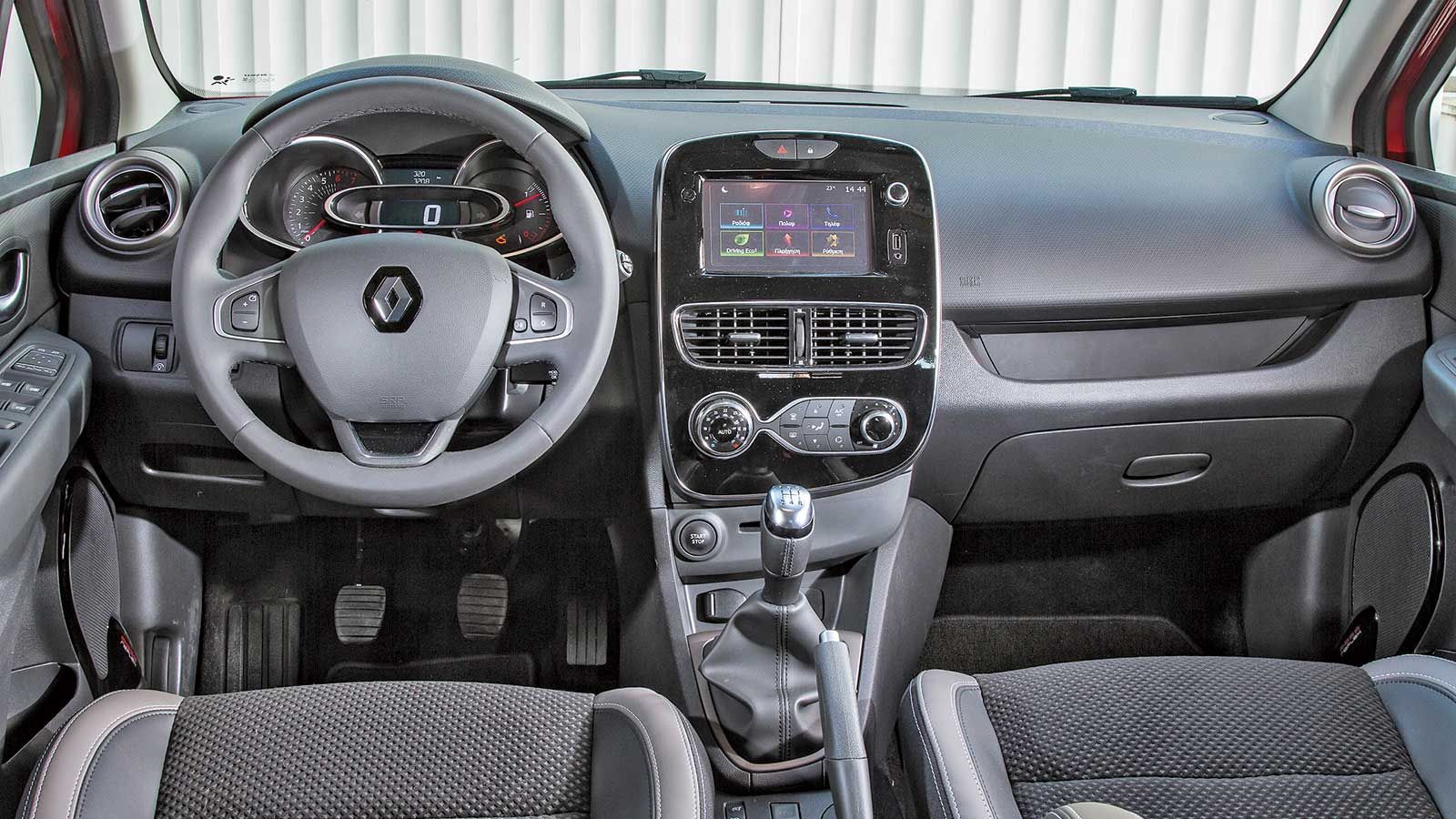 Το εσωτερικό του Clio δεν στερείται φαντασίας και διαθέτει high tech ατμόσφαιρα ωστόσο είναι πιο συμβατικό σε όλα τα επίπεδα και «εναρμονισμένο» με τα