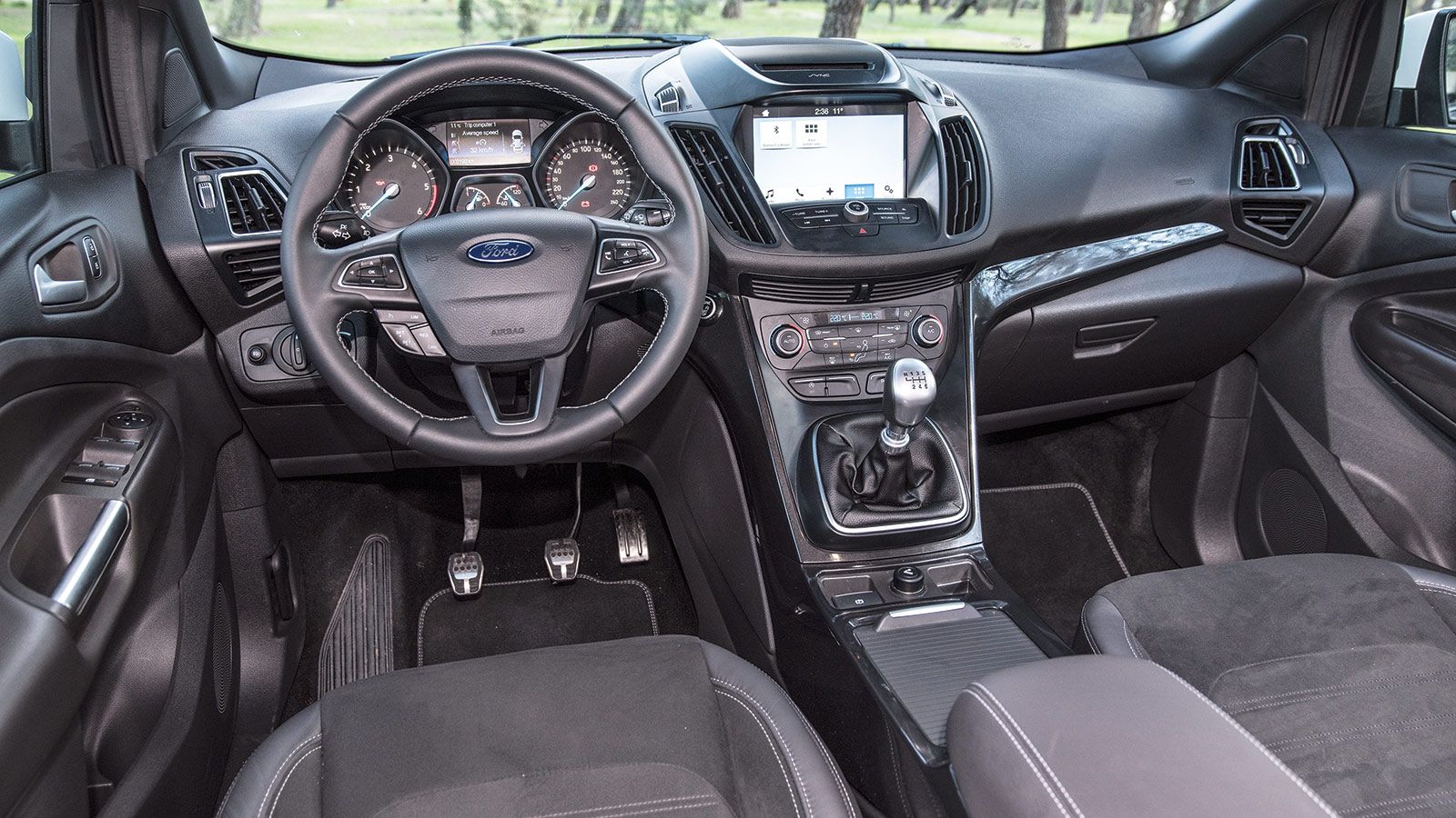 Το Ford Kuga εκφράζει και στην ανανεωμένη του έκδοση τον πιο σπορ για τα δεδομένα της κατηγορίας, χαρακτήρα του αισθητικά. Ποιοτικά είναι πολύ καλό, ε