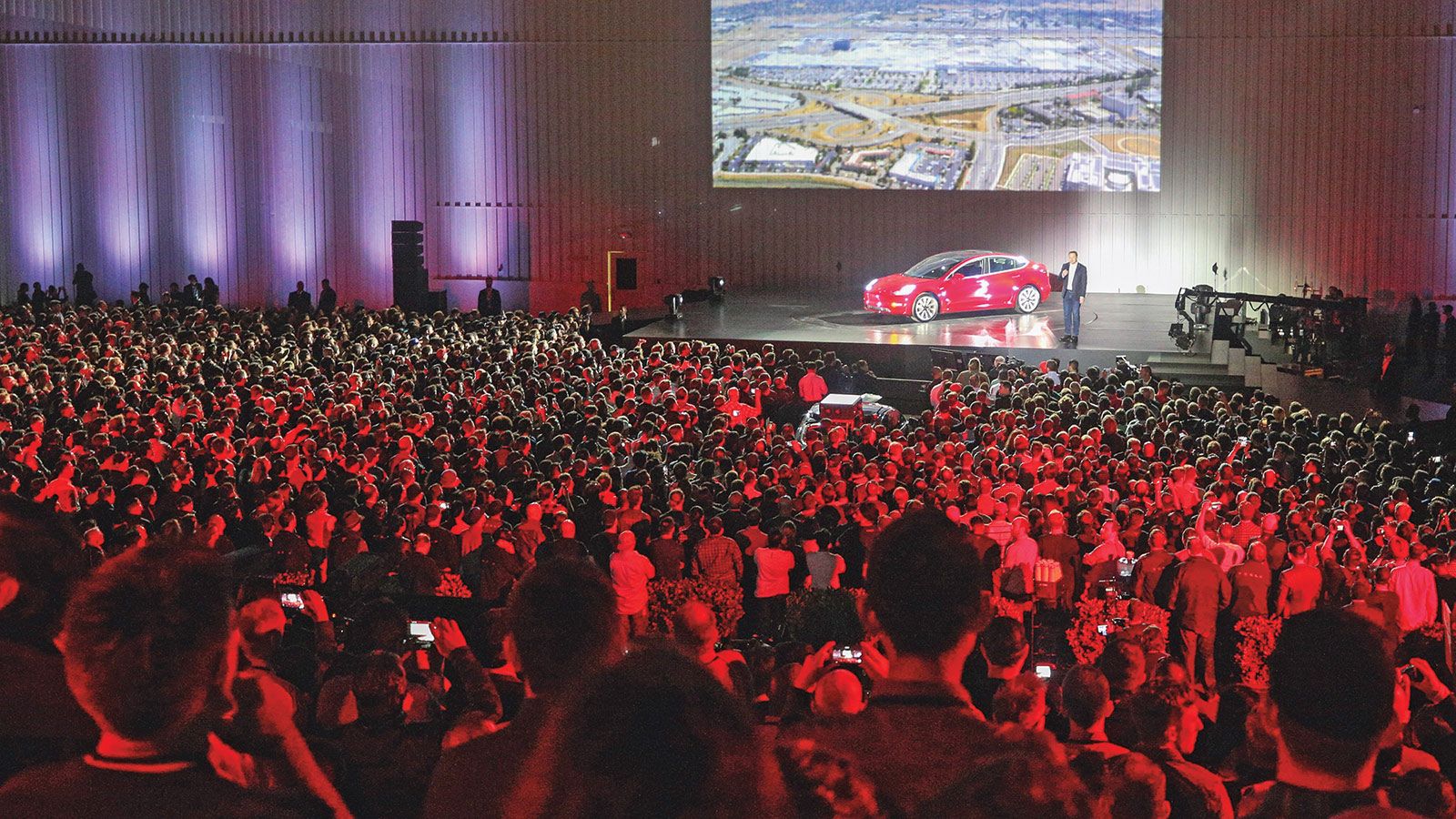 Χιλιάδες κόσμου κατά την παρουσίαση του νέου Model 3.Ο Musk δηλώνει: Αυτή είναι μια πολύ σημαντική μέρα για την εταιρεία μας.