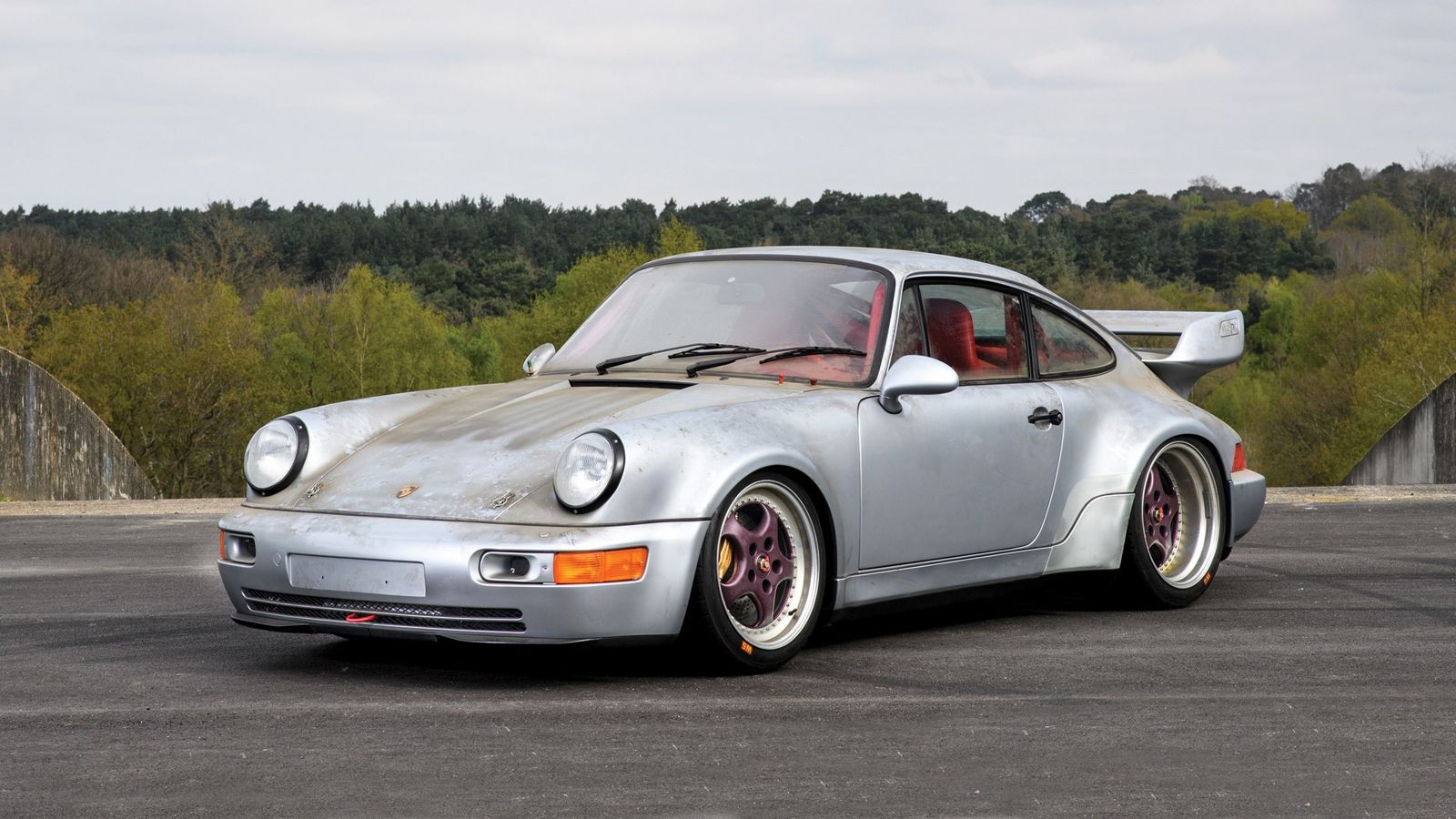 Η Porsche 911 RSR 3.8 κατασκευάστηκε σε μόλις 51 αντίτυπα, ενώ η έκδοση Lightweight φτιάχτηκε σε 86 κομμάτια. Μία από αυτές δημοπρατείται από τον οίκο