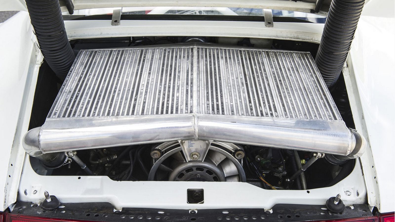 «Ψυχή» της Evo είναι ο twin-turbo κινητήρας των 3,6 λίτρων, ένα αερόψυκτο flat-six μοτέρ που αποδίδει την εντυπωσιακή τιμή των 600 ίππων, αλλά και 664