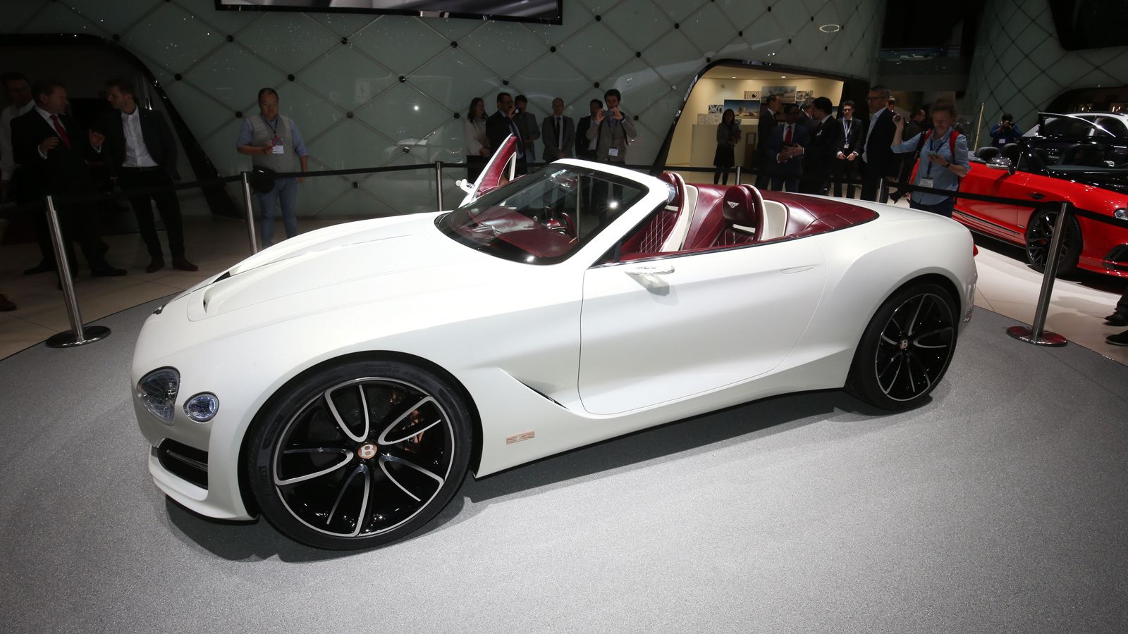 Τα καλά νέα είναι πως το πέμπτο μοντέλο της Bentley θα είναι πλήρως ηλεκτρικό, όπως και το πρωτότυπο EXP12 Speed 6e που είδαμε νωρίτερα φέτος στη Γενε