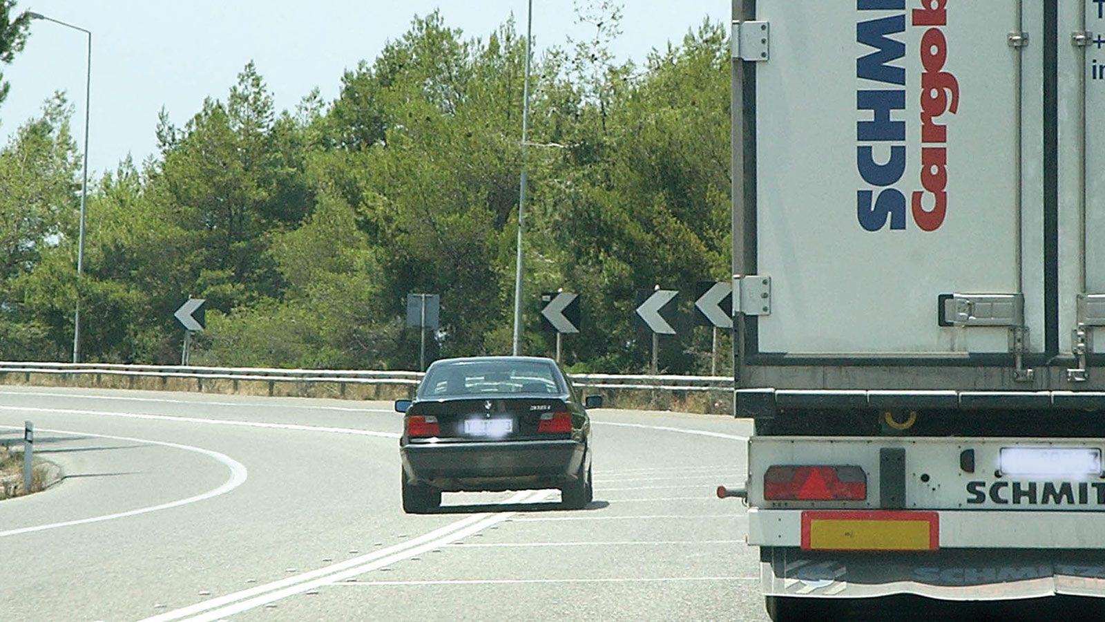 Η προσπέραση πάνω σε στροφή είναι από τα πιο επικίνδυνα λάθη που μπορεί να πραγματοποιήσει ένας οδηγός διότι δεν έχει καμία απολύτως ιδέα τι γίνεται α