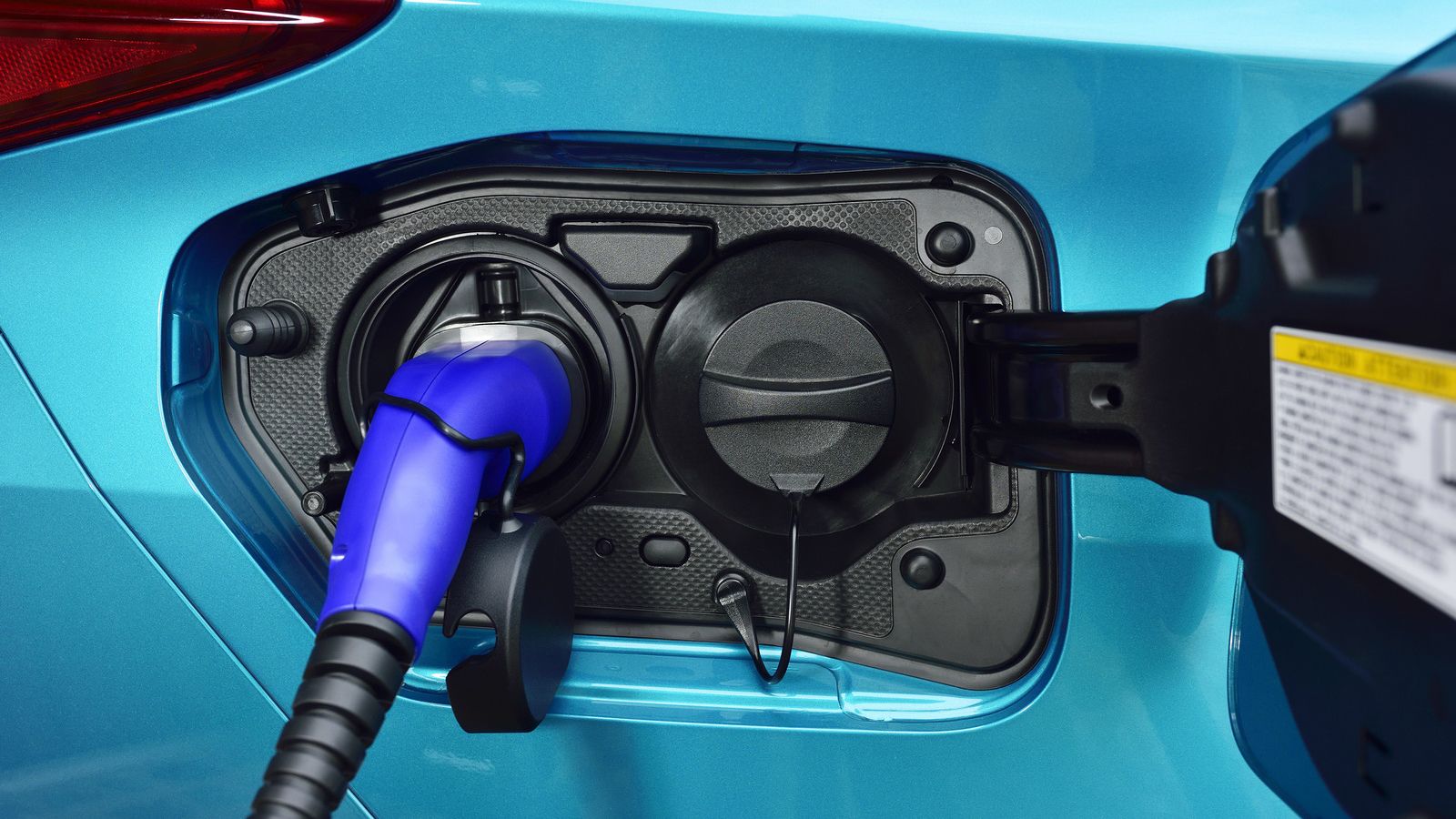 Το plug-in hybrid σύστημα τροφοδοτείται από μπαταρίες 8,8 kWh, οι οποίες φορτίζουν πλήρως σε κανονική πρίζα μέσα σε 3 ώρες, ενώ με ταχυφορτιστή ο χρόν