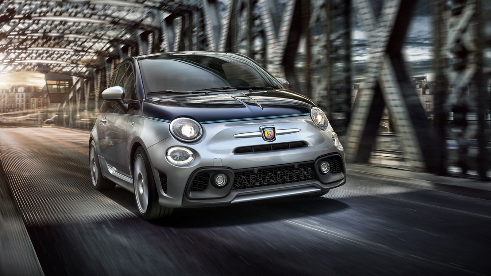 Κάτω από το καπό του Abarth 695 Rivale υπάρχει ο 1.400άρης turbo κινητήρας των 180 ίππων και των 250 Nm ροπής, που επιτρέπει στο ιταλικό μίνι να κάνει