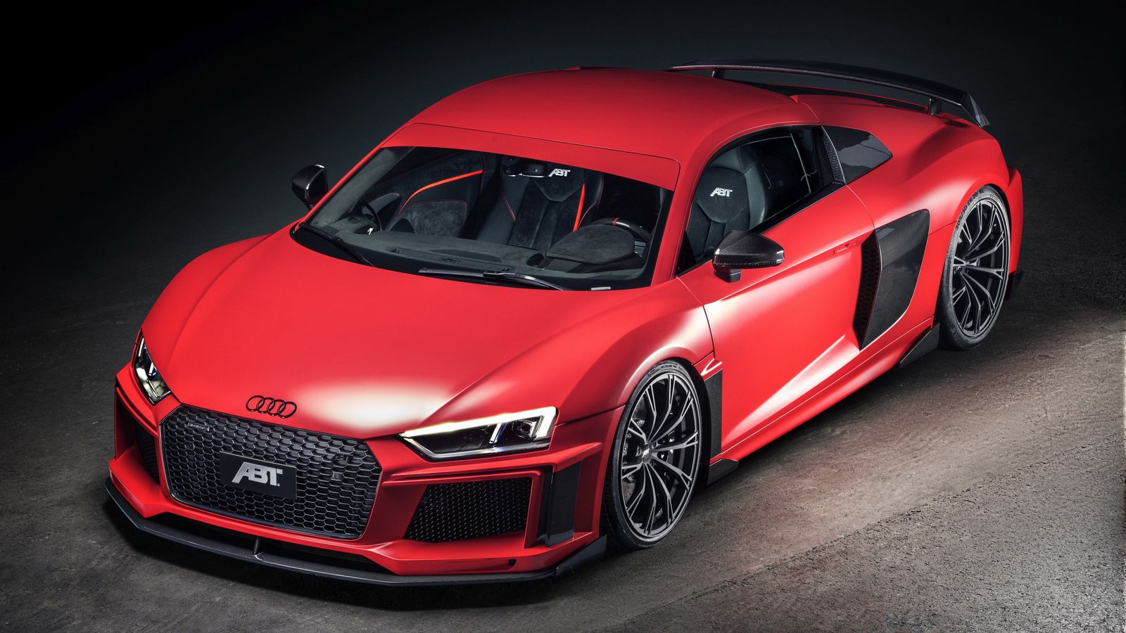 Το πακέτο της ABT αποτελείται από νέους προφυλακτήρες και αρκετά μέρη από ανθρακονήματα. Οι τροχοί ABT High Performance ER-F είναι 19 ιντσών, ενώ οι 2