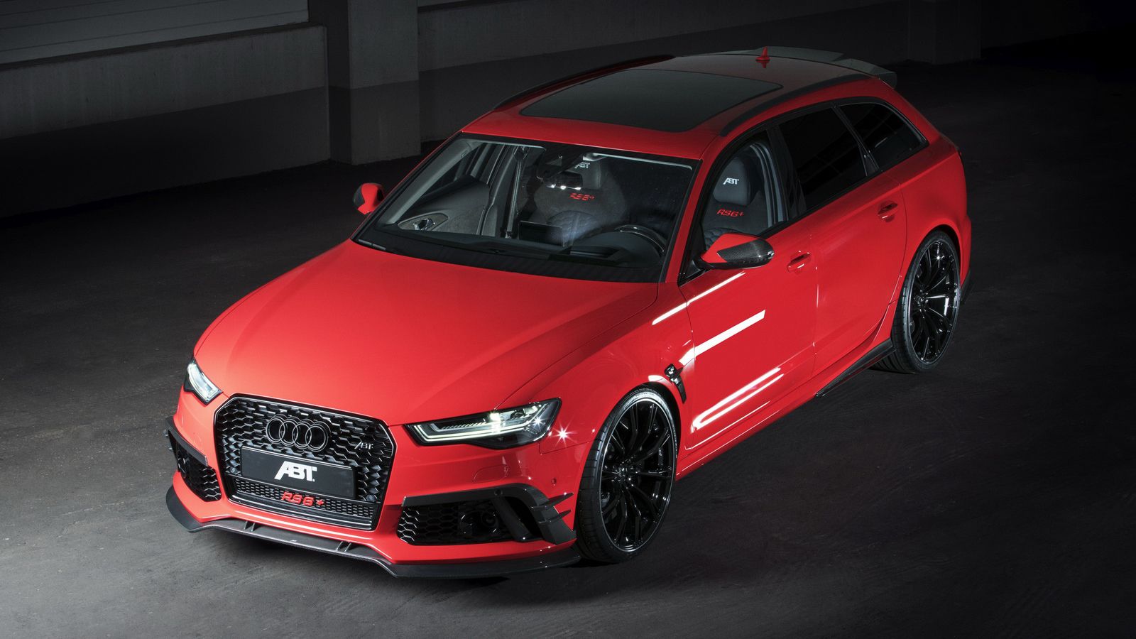 Θέλοντας να κάνει αισθητή τη διαφορετικότητά του, το RS6+ διαθέτει διάφορα μέρη με σκούρο carbon look, σπέσιαλ σηματάκια, εξάτμιση με δύο διπλές carbo