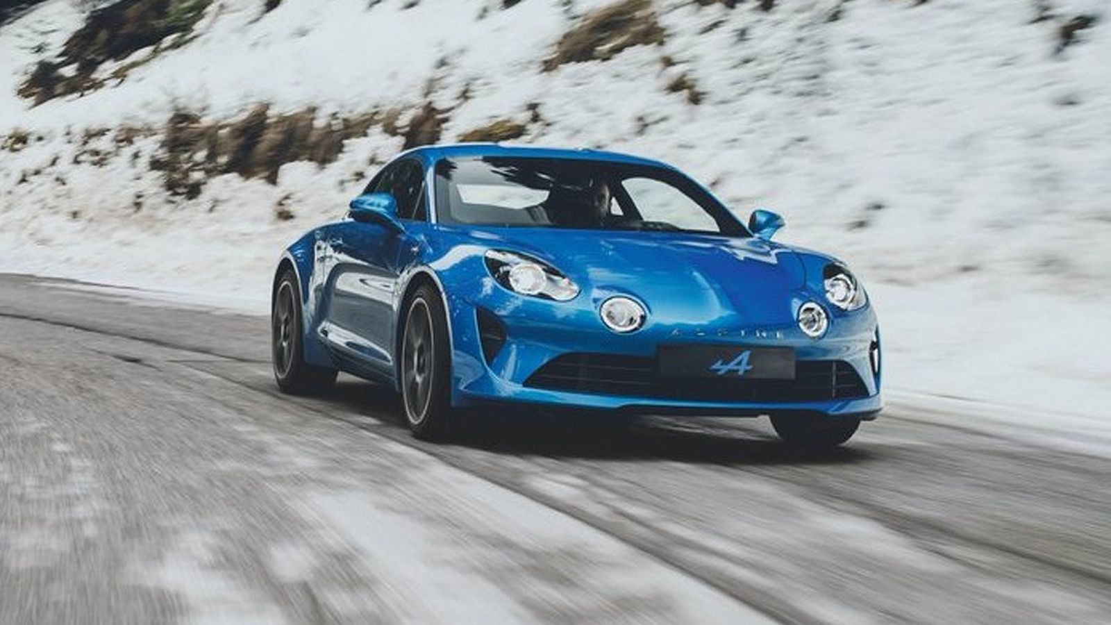 Η Alpine παραμένει ακόμα και τώρα μυστικοπαθής, καθώς δεν μας αποκαλύπτει ακόμα το κινητήρα του μοντέλου. Τουλάχιστον ξέρουμε πως το διθέσιο A110 θα κ