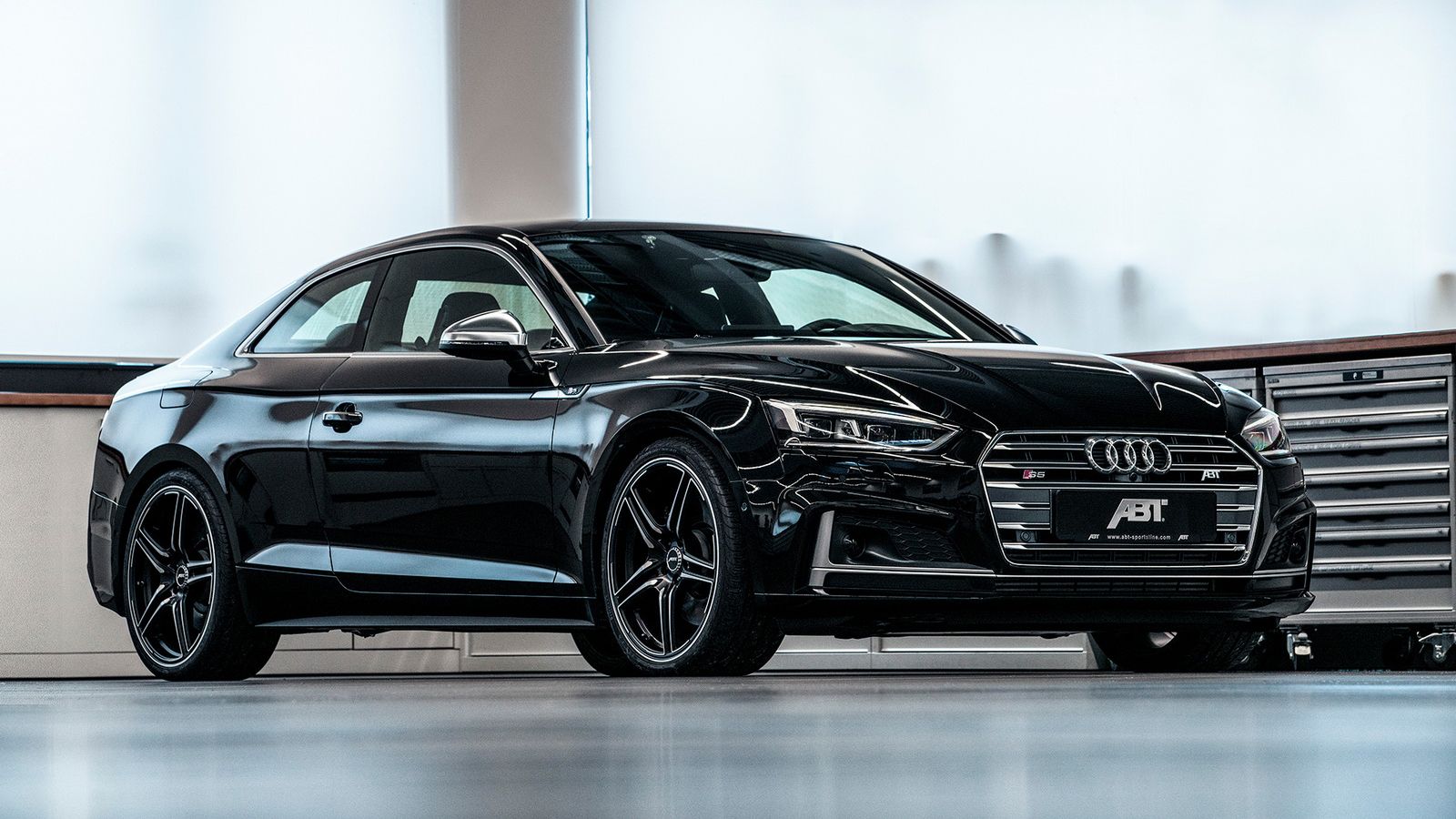 Ο βελτιωτικός οίκος ABT Sportsline πήρε στα χέρια του το δεύτερης γενιάς Audi S5, παρουσιάζοντας τη δική του πρόταση που προορίζεται και για τις τρεις