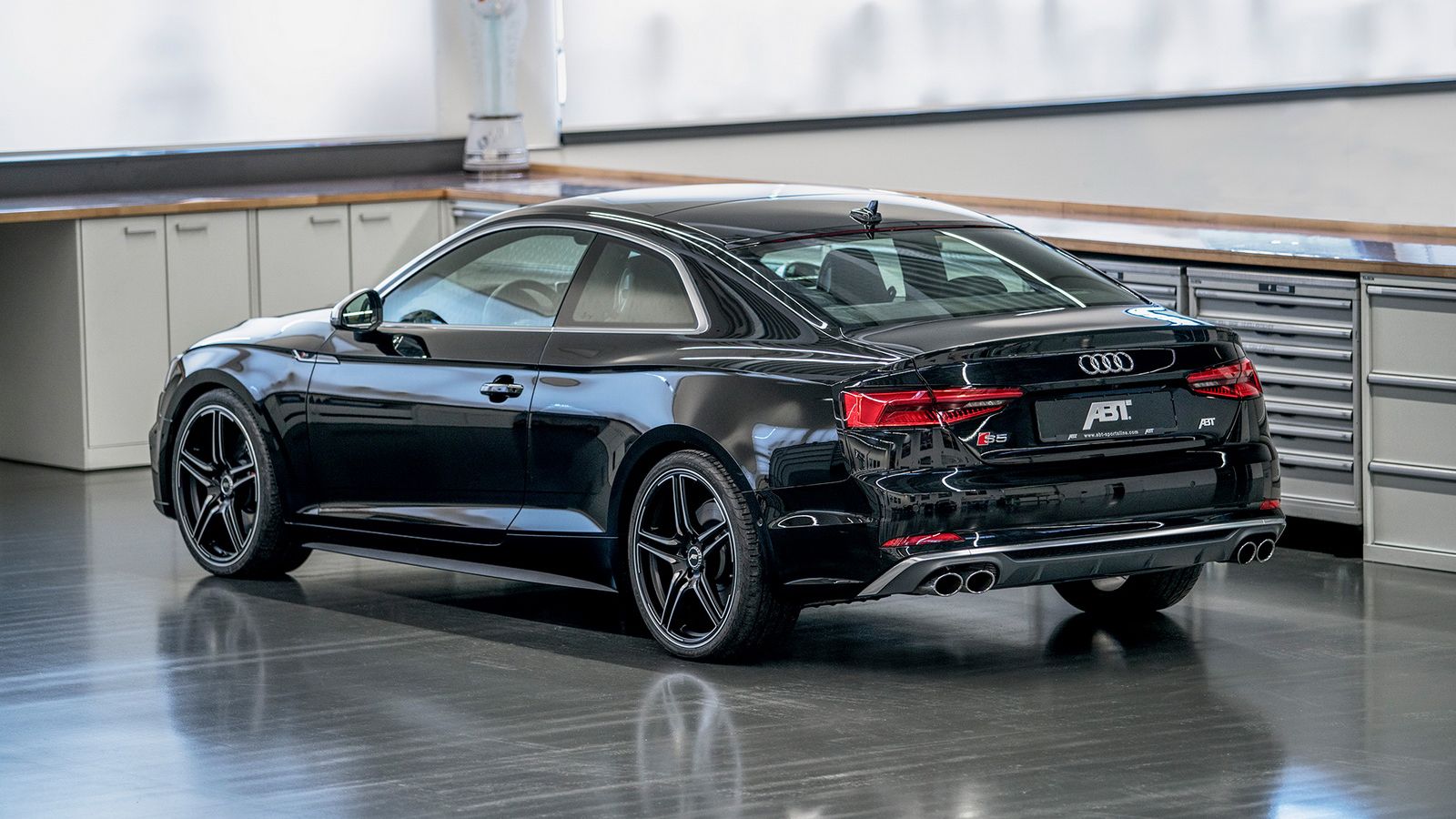 Το πρώτο που έκαναν οι άνθρωποι της ΑΒΤ ήταν να περιποιηθούν τον 3.0 TFSI κινητήρα, ανεβάζοντας την απόδοσή του στους 425 ίππους και στα 550 Nm ροπής.