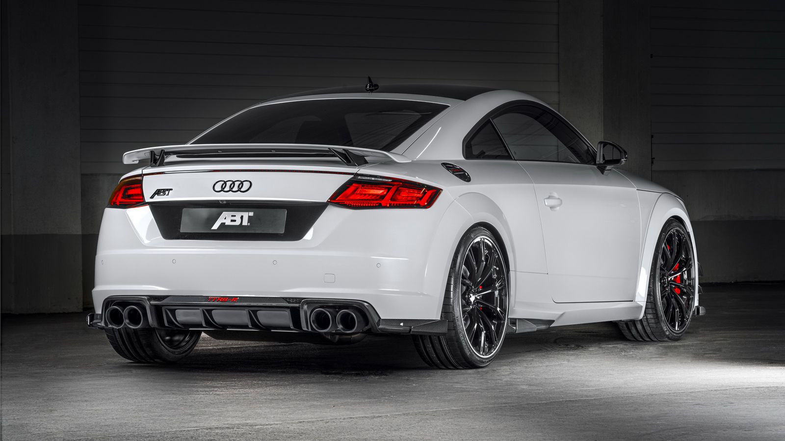 Οι βελτιωτές κατάφεραν να πάρουν άλλους 100 ίππους από τον 5κύλινδρο 2.5 TFSI κινητήρα, ανεβάζοντας την ισχύ του στα 500 άλογα. Η ροπή, πάλι, σκαρφάλω