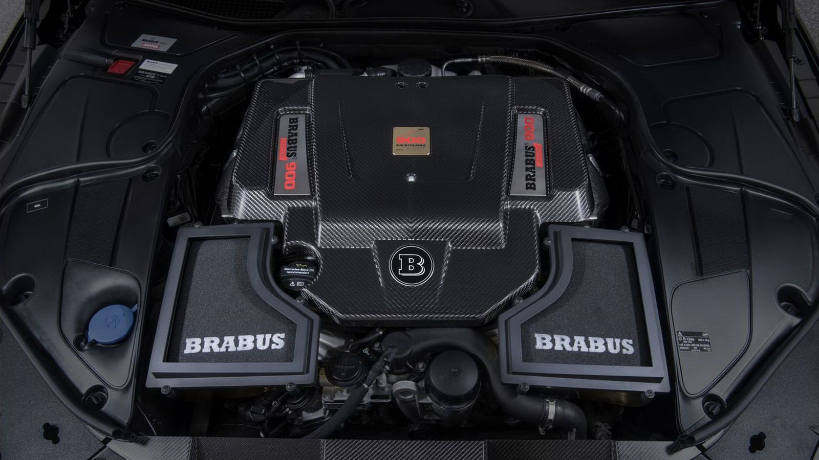 Υπερκυβίζοντας τον 6λιτρο twin-turbo V12 στα 6,3 λίτρα και βάζοντας μεγαλύτερα turbo, νέο σύστημα ελέγχου και custom εξάτμιση, οι άνθρωποι της BRABUS 