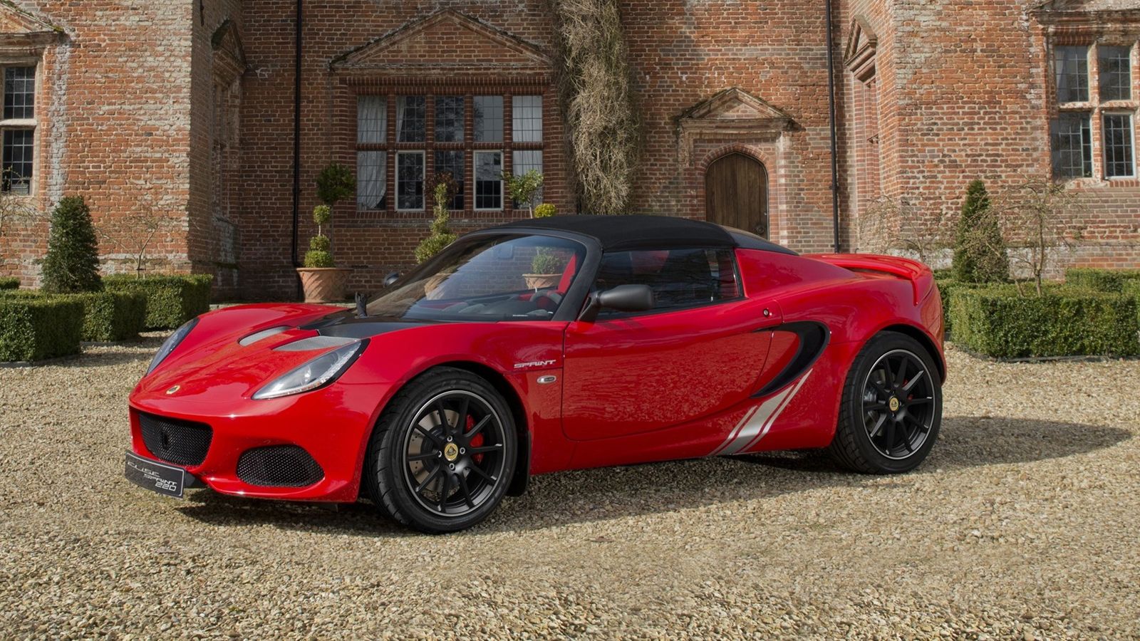 Αυτή είναι η ολοκαίνουργια Lotus Elise Sprint. Στο Ην. Βασίλειο η εκδοχή των 135 ίππων κοστίζει 37.300 λίρες (42.950 ευρώ) και αυτή των 220 αλόγων τιμ