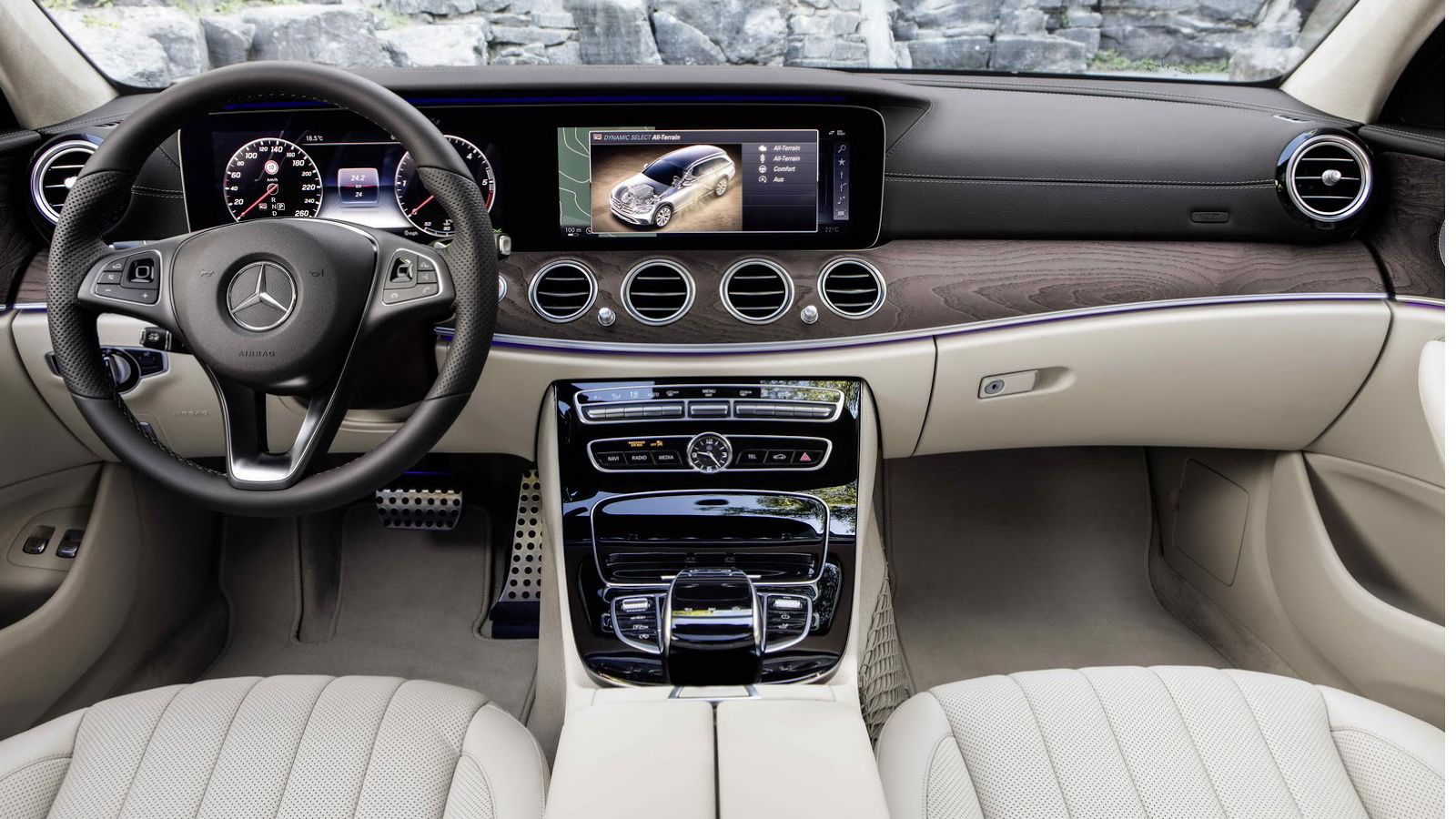 Η χαρακτηριστική πολυτέλεια της Mercedes-Benz, απεικονίζεται σε κάθε στοιχείο του εσωτερικού.