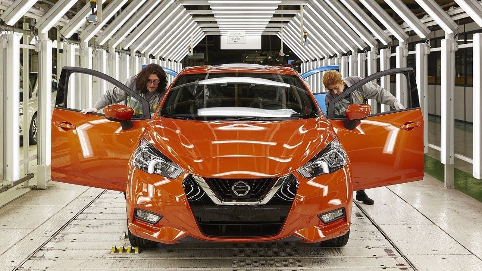 Τα πρώτα αντίτυπα του νέου Nissan Micra βγήκαν από το εργοστάσιο της Nissan-Renault Alliance στο Flins της Γαλλίας.