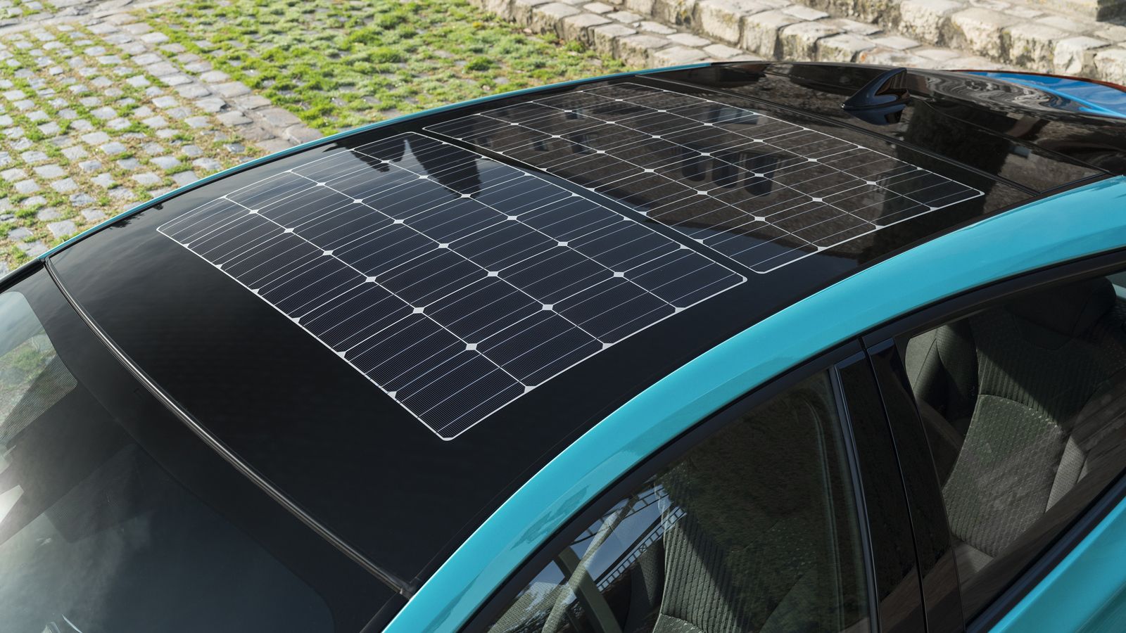 Για να φτιάξουν τα ηλιακά πάνελ του νέου Prius, οι μηχανικοί της Panasonic έπρεπε να υπολογίσουν τις δονήσεις, αλλά και τις απροσδόκητες σκιές, ενώ βα