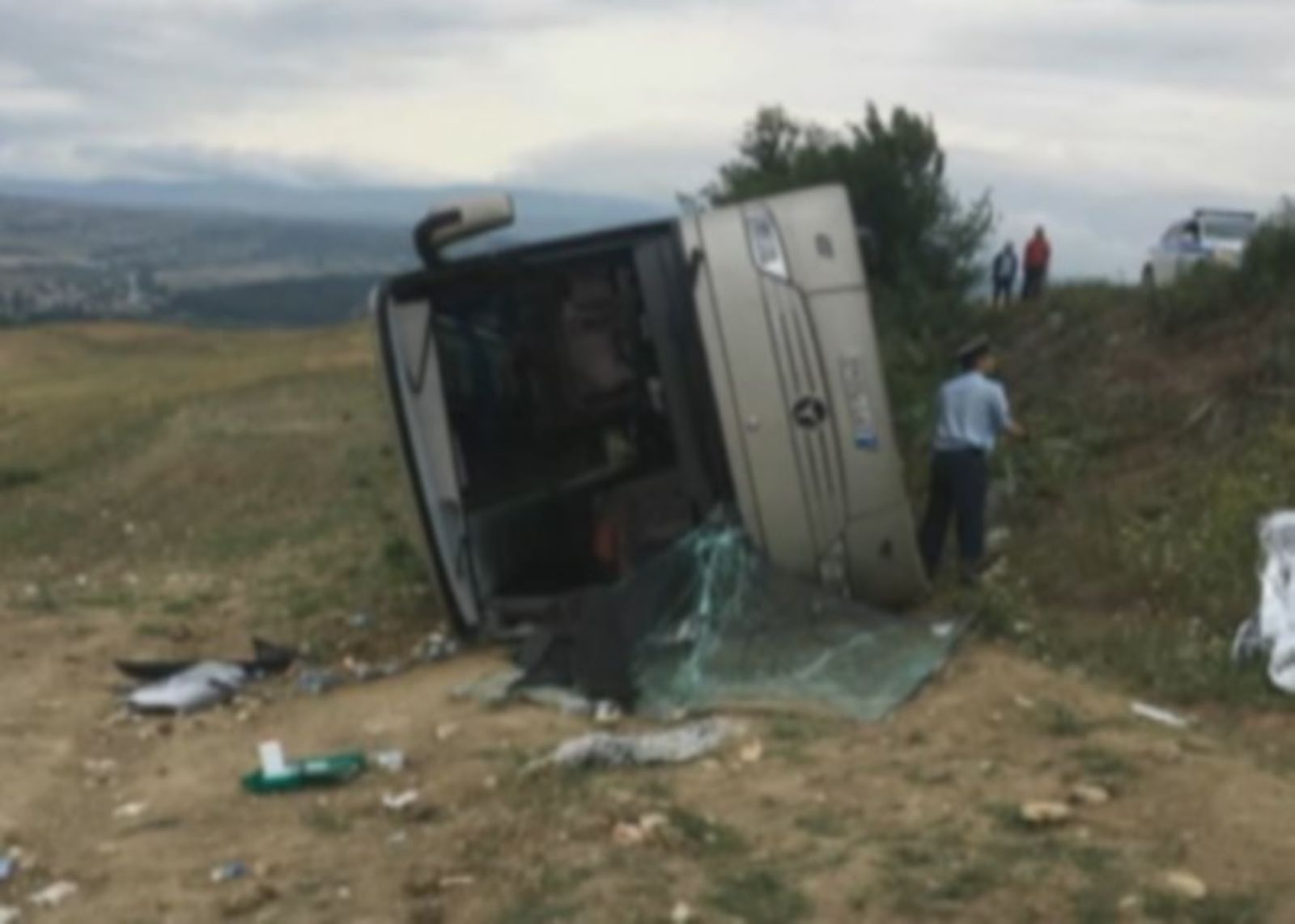 Από την ανατροπή τραυματίστηκαν 8 μαθητές και ορισμένοι από τους γονείς.