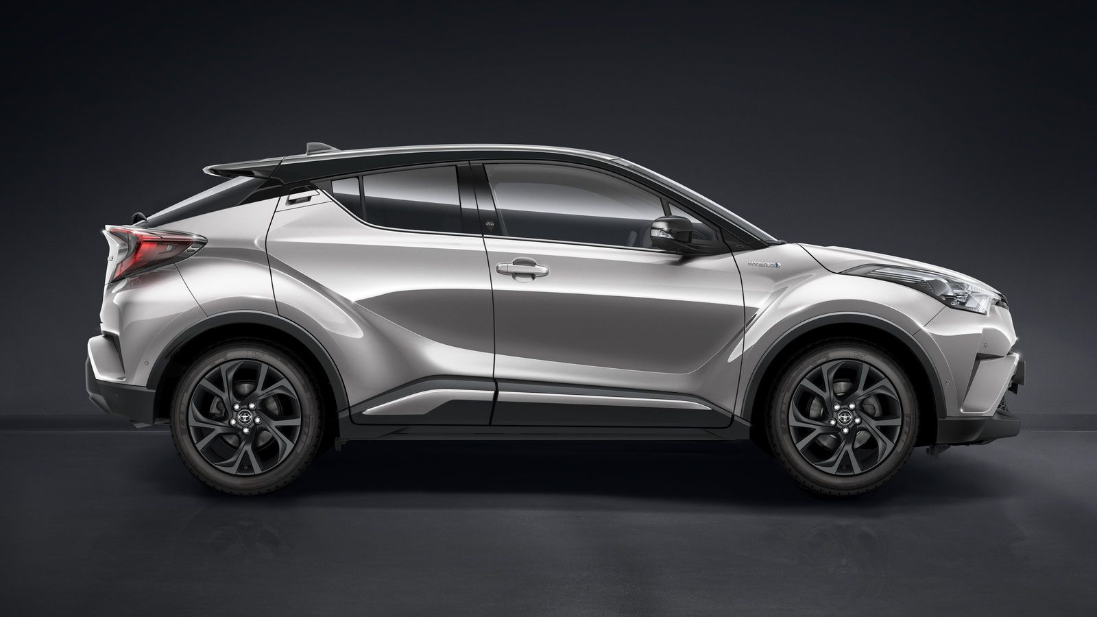 Το Toyota C-HR Limited Edition ξεχωρίζει από τις απλές εκδόσεις μέσω της δίχρωμης εξωτερικής απόχρωσης, που συνδυάζει το χρώμα Metal Stream με την μαύ
