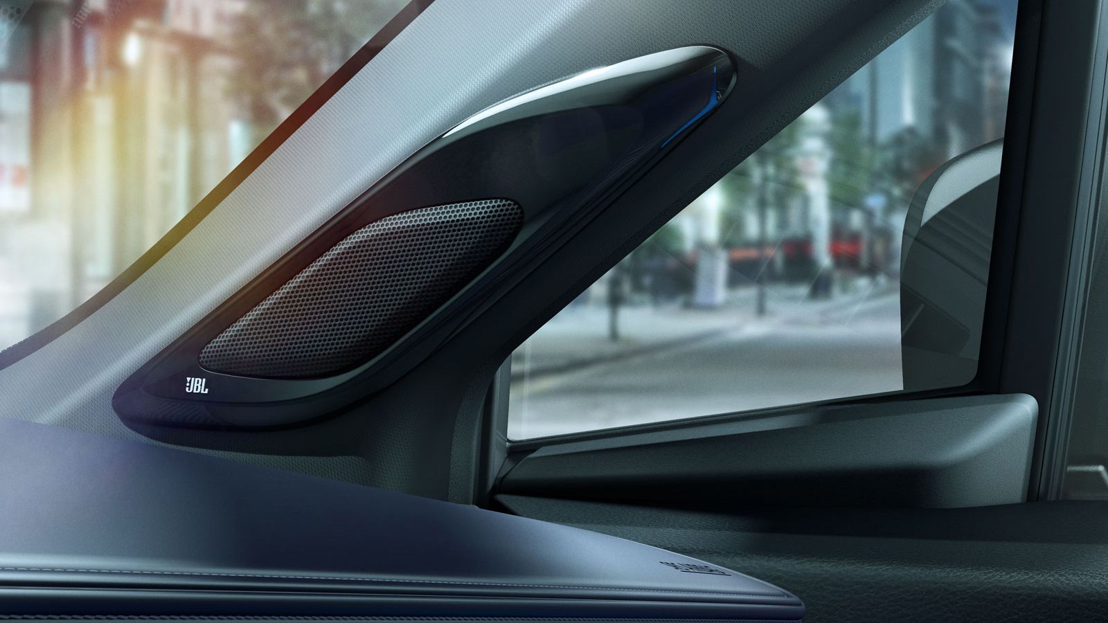 Το παρόν δίνει το premium ηχοσύστημα της JBL, με 9 ηχεία και έναν 8κάναλο ενισχυτή 576 Watt.