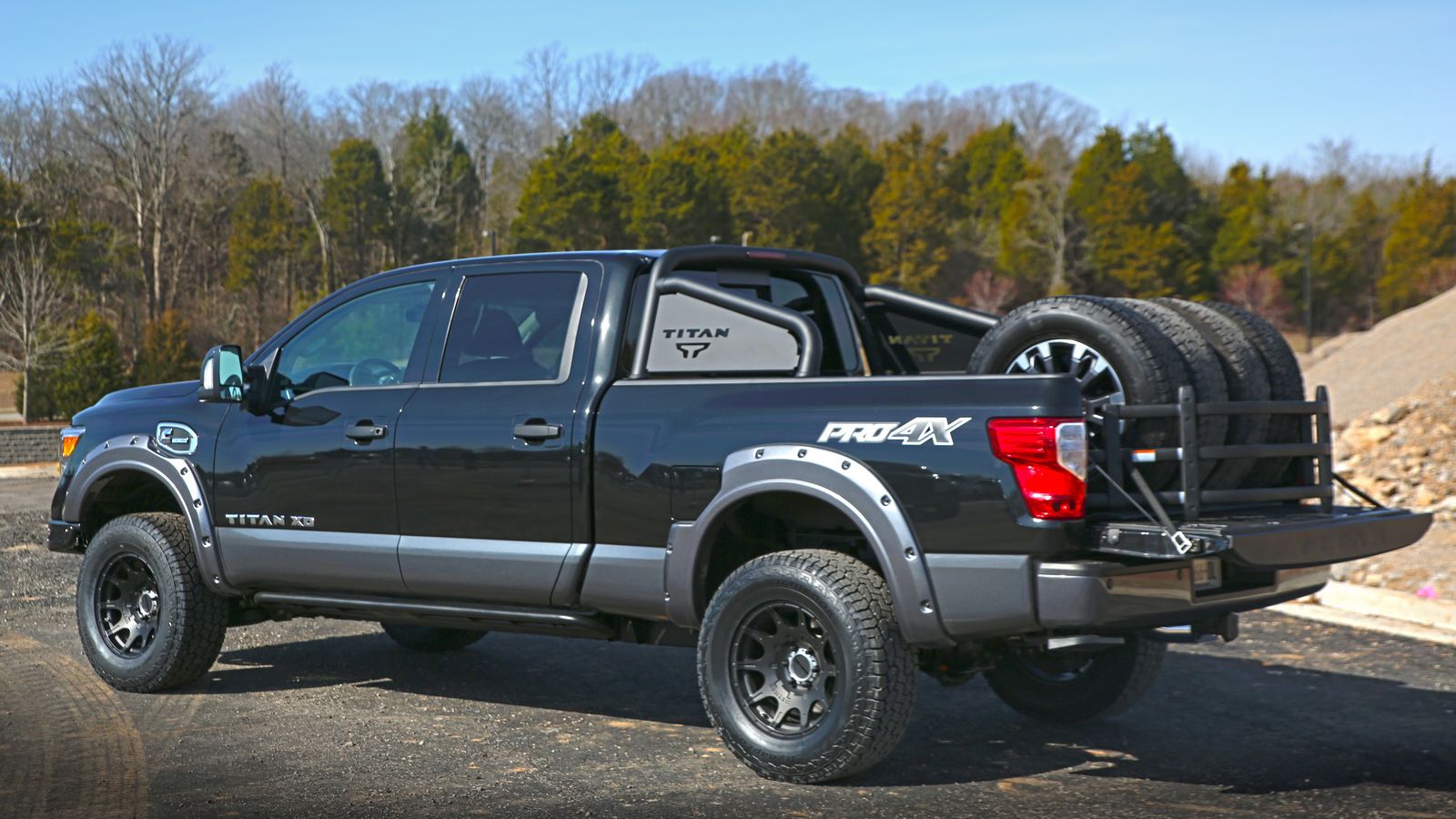 Το νέο Nissan Titan XD Pro-4X φοράει μια σειρά από γνήσια αξεσουάρ της φίρμας, σε συνδυασμό με aftermarket και πρωτότυπα μέρη. Το αποτέλεσμα είναι ένα