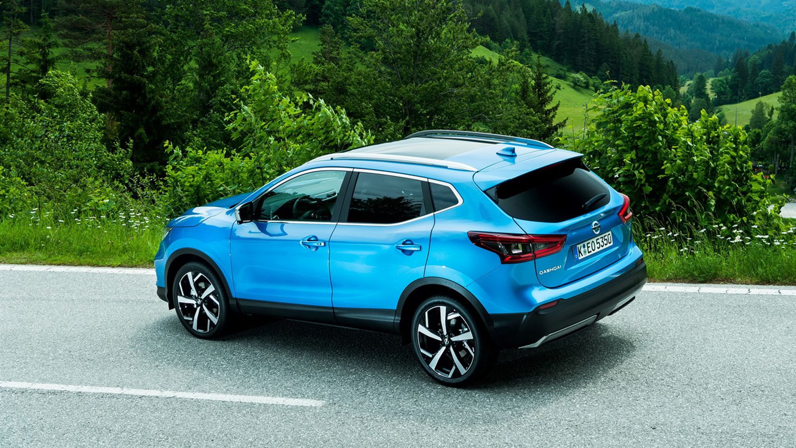 Η φρεσκαρισμένη εμφάνιση συνοδεύεται και από βελτιωμένα στοιχεία οδικής συμπεριφοράς, προσθέτοντας ακόμα ένα όπλο στη φαρέτρα του Qashqai προκειμένου 