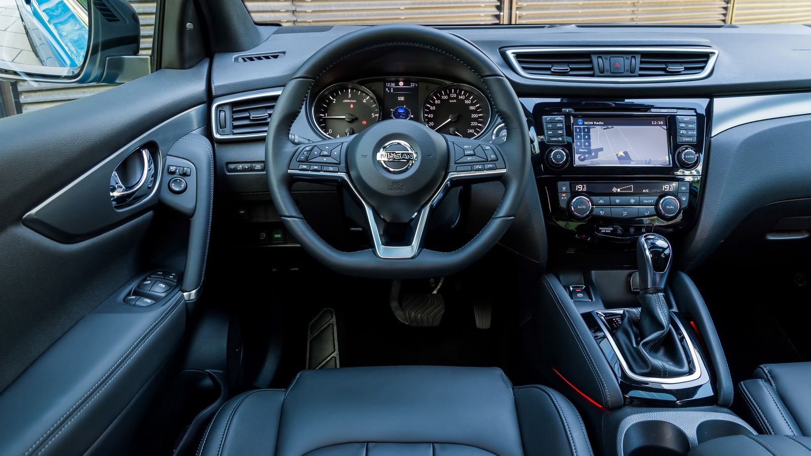 Όλες οι εκδόσεις του Nissan Qashqai διαθέτουν ποιοτικότερα υλικά στο σαλόνι τους, νέας σχεδίασης τιμόνι, αλλαγμένους αεραγωγούς και χειρολαβές και μικ