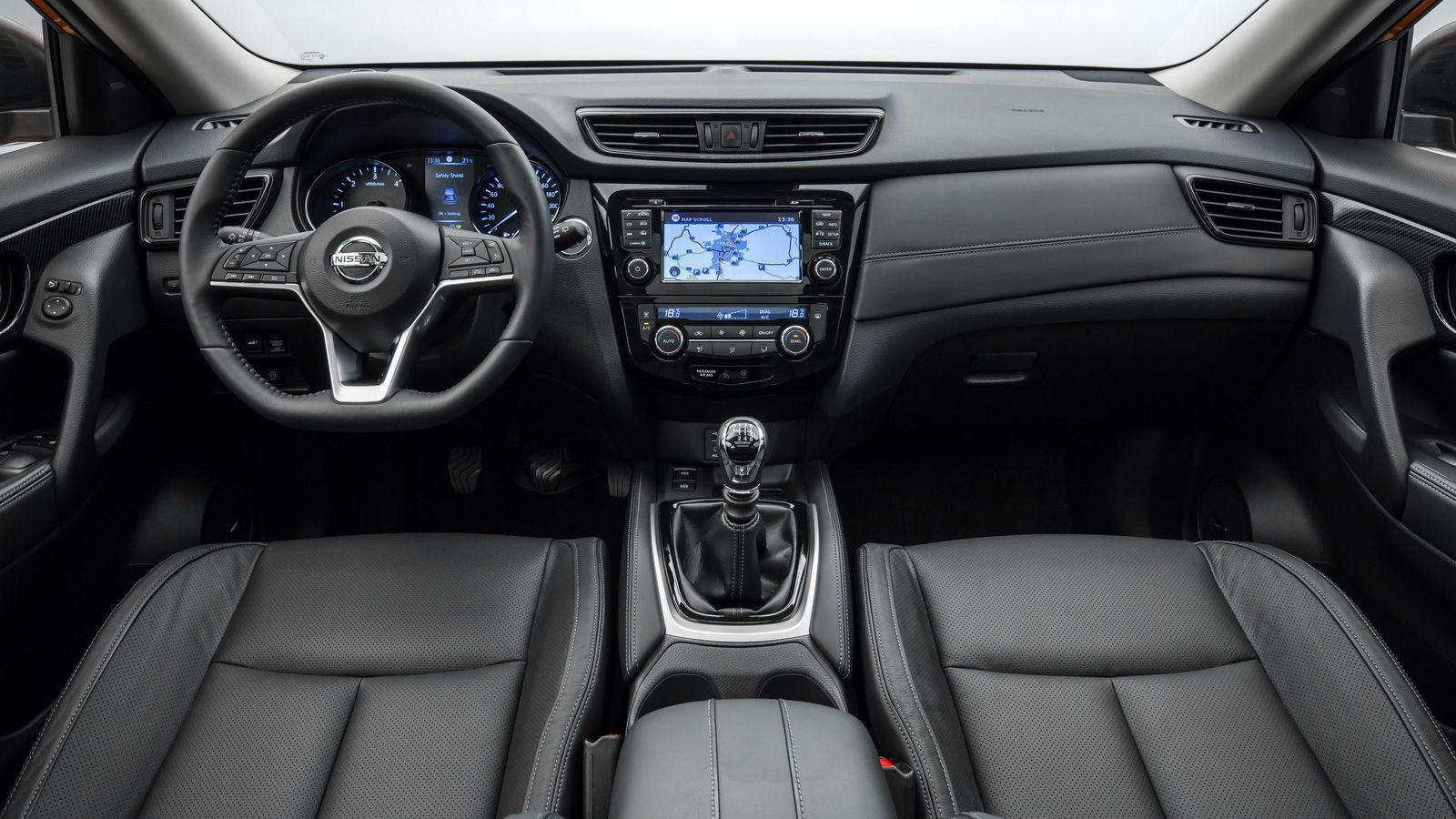 Στο εσωτερικό υπάρχει ένα νέο περισσότερο σπορ τιμόνι, που μοιάζει με αυτό του νέου Micra. Οι αεραγωγοί απέκτησαν μαύρο γυαλιστερό περίβλημα, ενώ στον