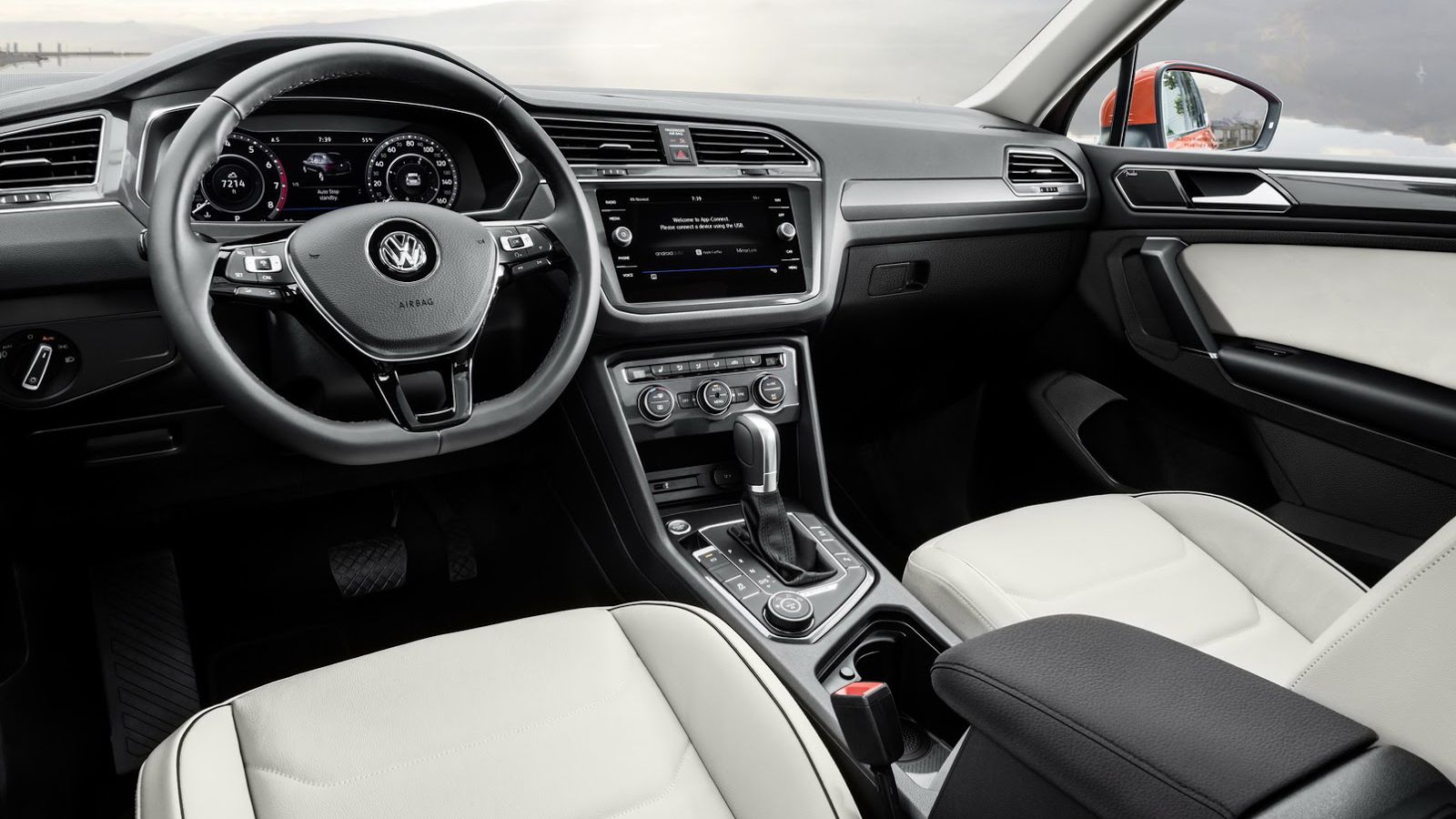 Στο εσωτερικό μπορεί να τοποθετηθεί το Volkswagen Digital Cockpit, που περιλαμβάνει το σύστημα infotainment Car-Net που υποστηρίζει τα Apple CarPlay, 