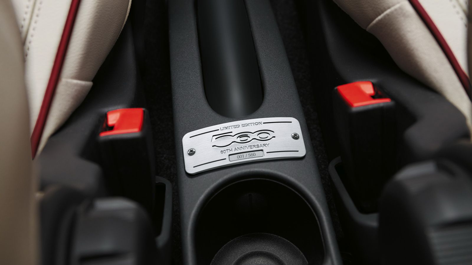 Η Fiat θα φτιάξει μόλις 560 (500+60) μονάδες τους μοντέλου, όλες με δίχρωμη απόχρωση που ονομάζεται Dolcevita και η οποία έχει τριών επιστρώσεων άσπρη