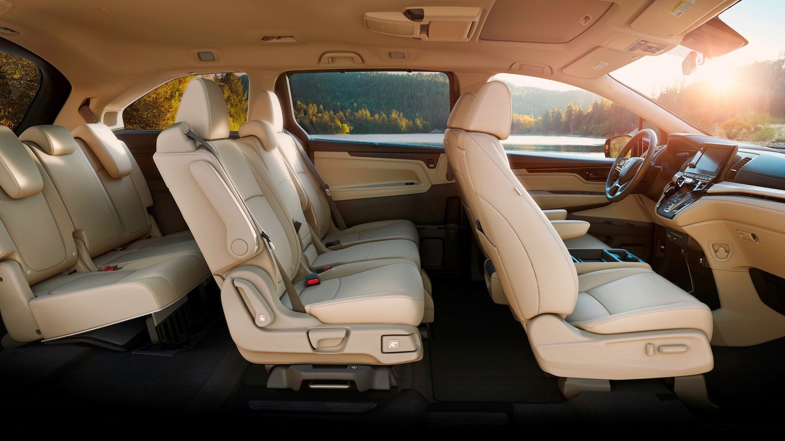 Το εσωτερικό διαθέτει οκταθέσια διαμόρφωση. Τα καθίσματα κινούνται αυτόνομα, ενώ ο πίνακας οργάνων αποτελείται από μια οθόνη 7 ιντσών. Στο κέντρο της 