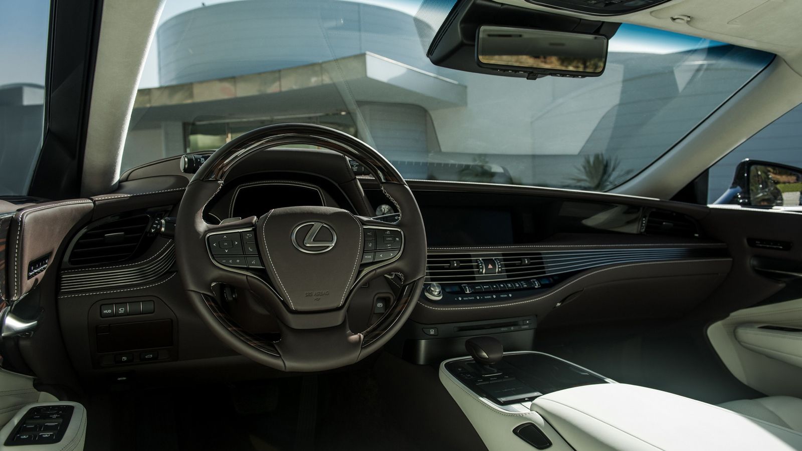 Έχει τοποθετηθεί ένα premium ηχοσύστημα με 3D ήχο της Mark Levinson. Το σύστημα infotainment διαθέτει οθόνη 12,3 ιντσών, ενώ η Lexus ισχυρίζεται πως τ