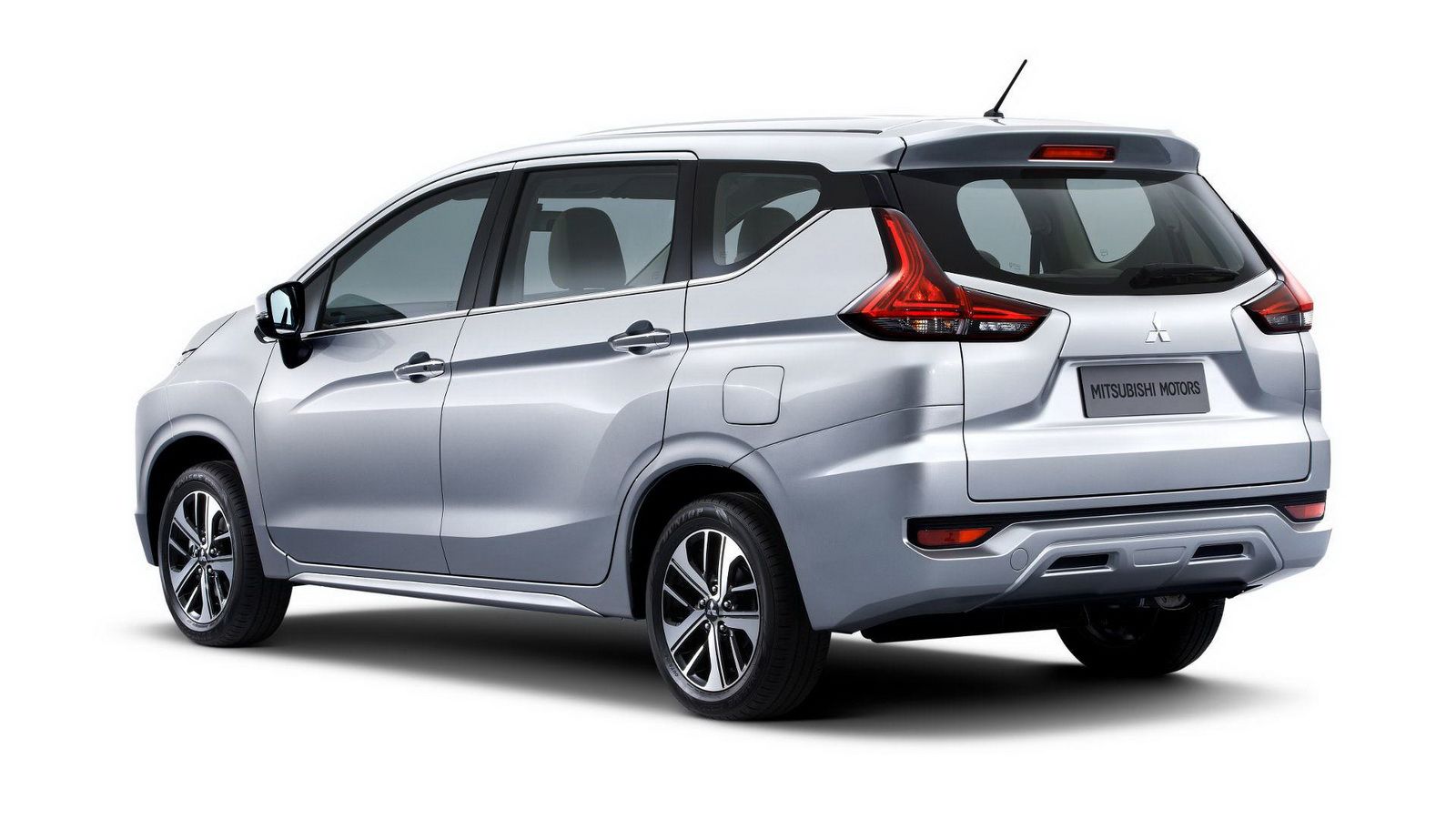 Κατά τη Mitsubishi το μοντέλο συνδυάζει «τη σκληρότητα των SUV με την ευρυχωρία των MPV». Η εμφάνισή του είναι αρκετά «τολμηρή» και συνδυάζει πολλά απ