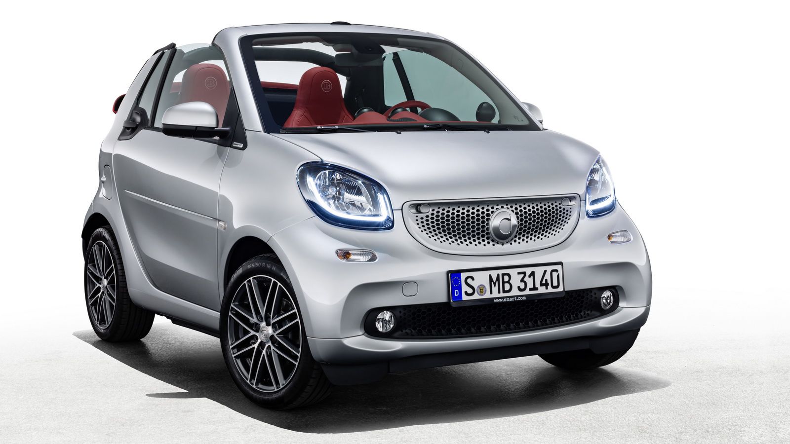 Το smart fortwo Cabrio Brabus Edition #2 για να ξεχωρίζει από τα κανονικά μοντέλα, διαθέτει ασημί απόχρωση και κόκκινη υφασμάτινη οροφή. Επιπλέον, στη
