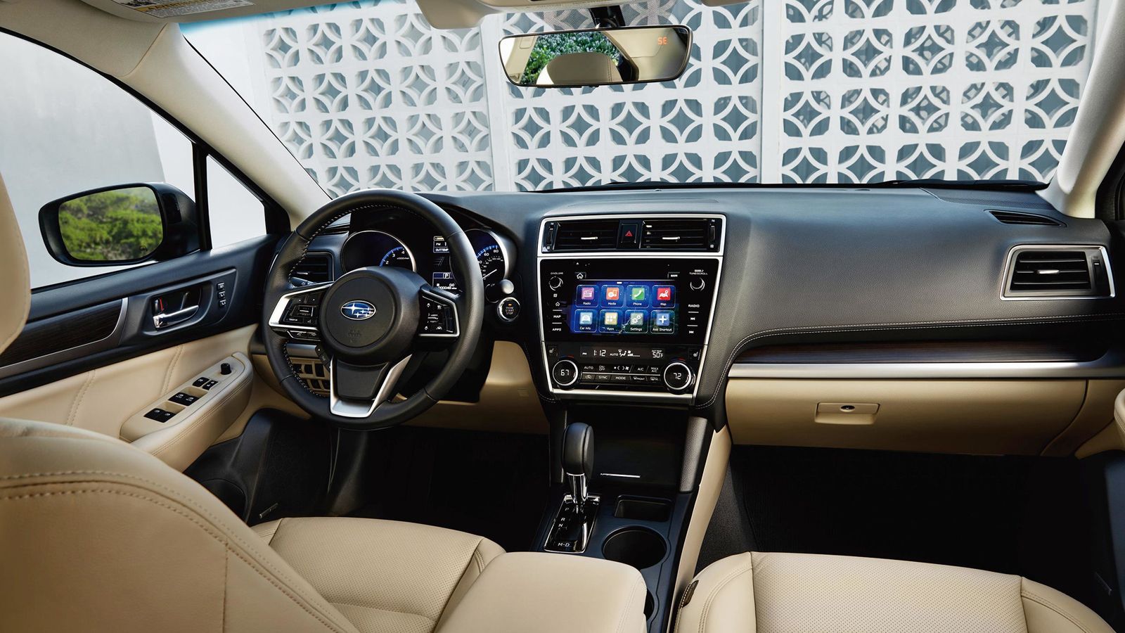 Στο εσωτερικό του ανανεωμένου Subaru Legacy συναντάμε πλέον το σύστημα STARLINK Multimedia, με οθόνη 6,5 ιντσών (προαιρετικά 8 ιντσών) και συνδεσιμότη