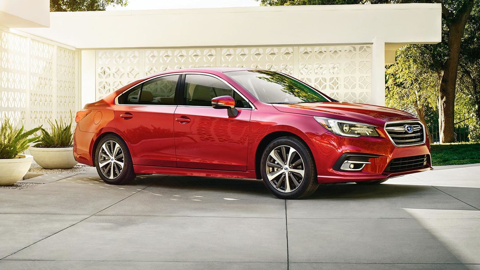 Στο ανανεωμένο Subaru Legacy έχει φαρδύνει η μάσκα, ενώ στα φανάρια έχουν τοποθετηθεί LED φώτα ημέρας. Ελαφρά ανασχεδιασμένοι είναι και οι προφυλακτήρ