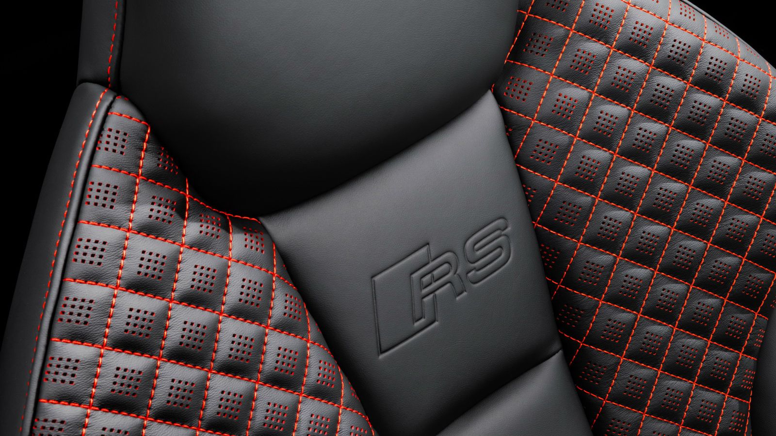 Στο εσωτερικό,  το νέο RS3 Sportback, διαθέτει μοναδική σχεδίαση, με δερμάτινα σπορ καθίσματα, επενδύσεις στις πόρτες και στο τιμόνι από γκρι δέρμα al
